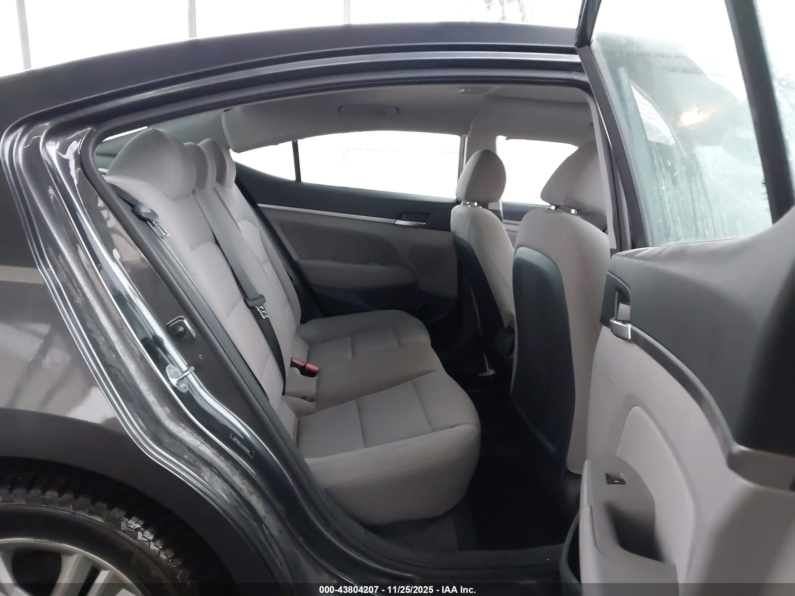 HYUNDAI ELANTRA image 8