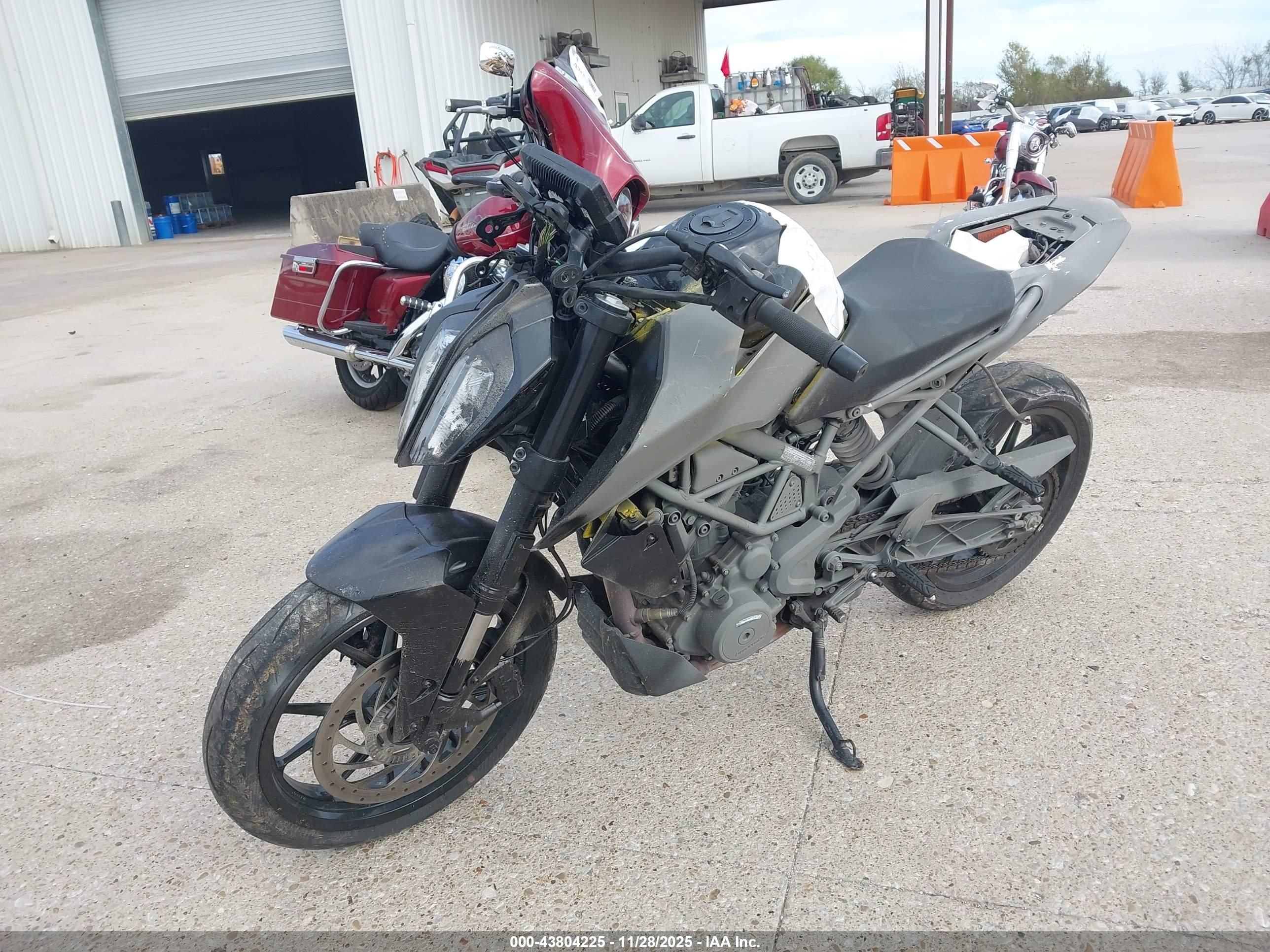 KTM 390 image 2