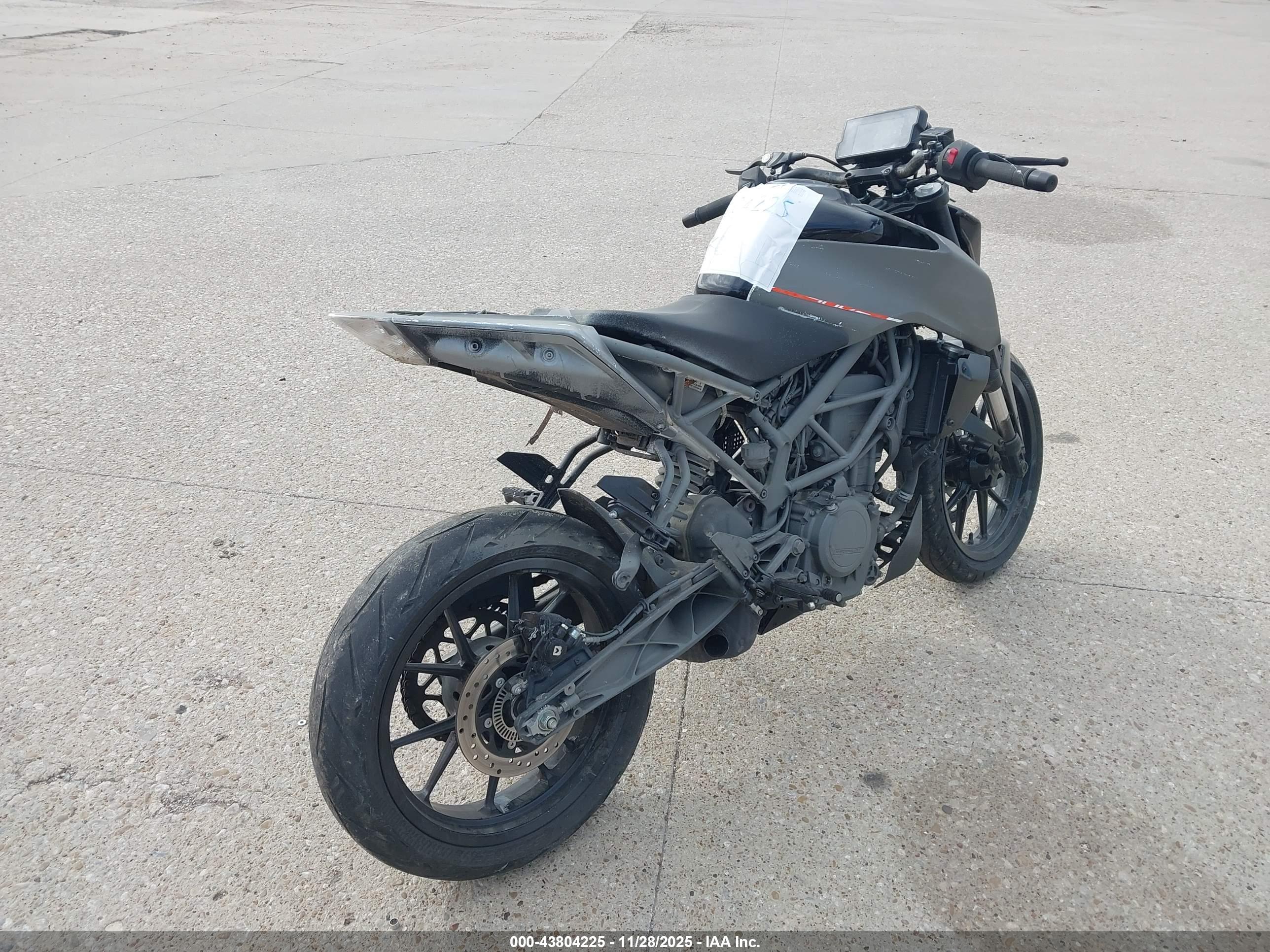KTM 390 image 4