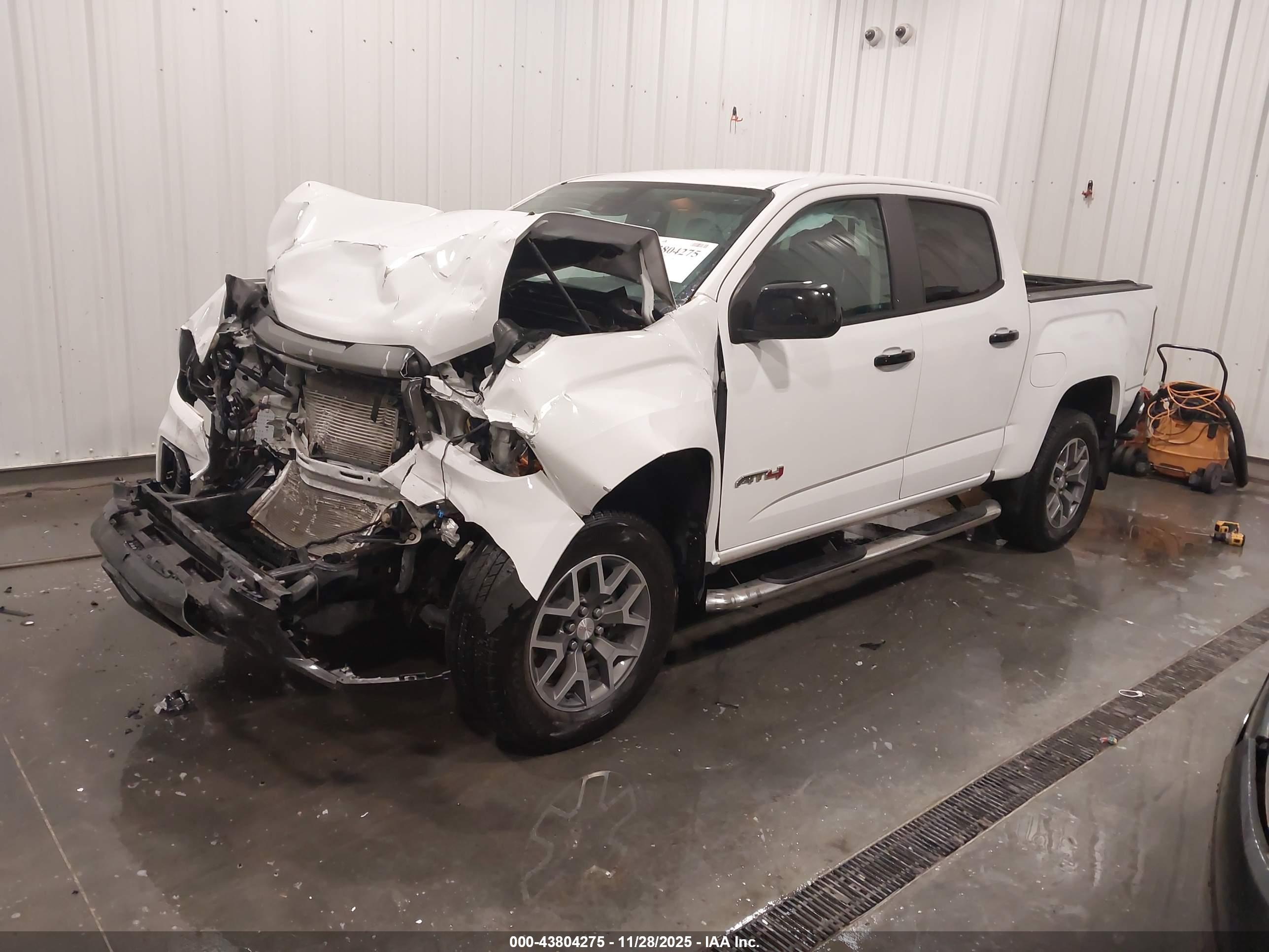 GMC CANYON image 2