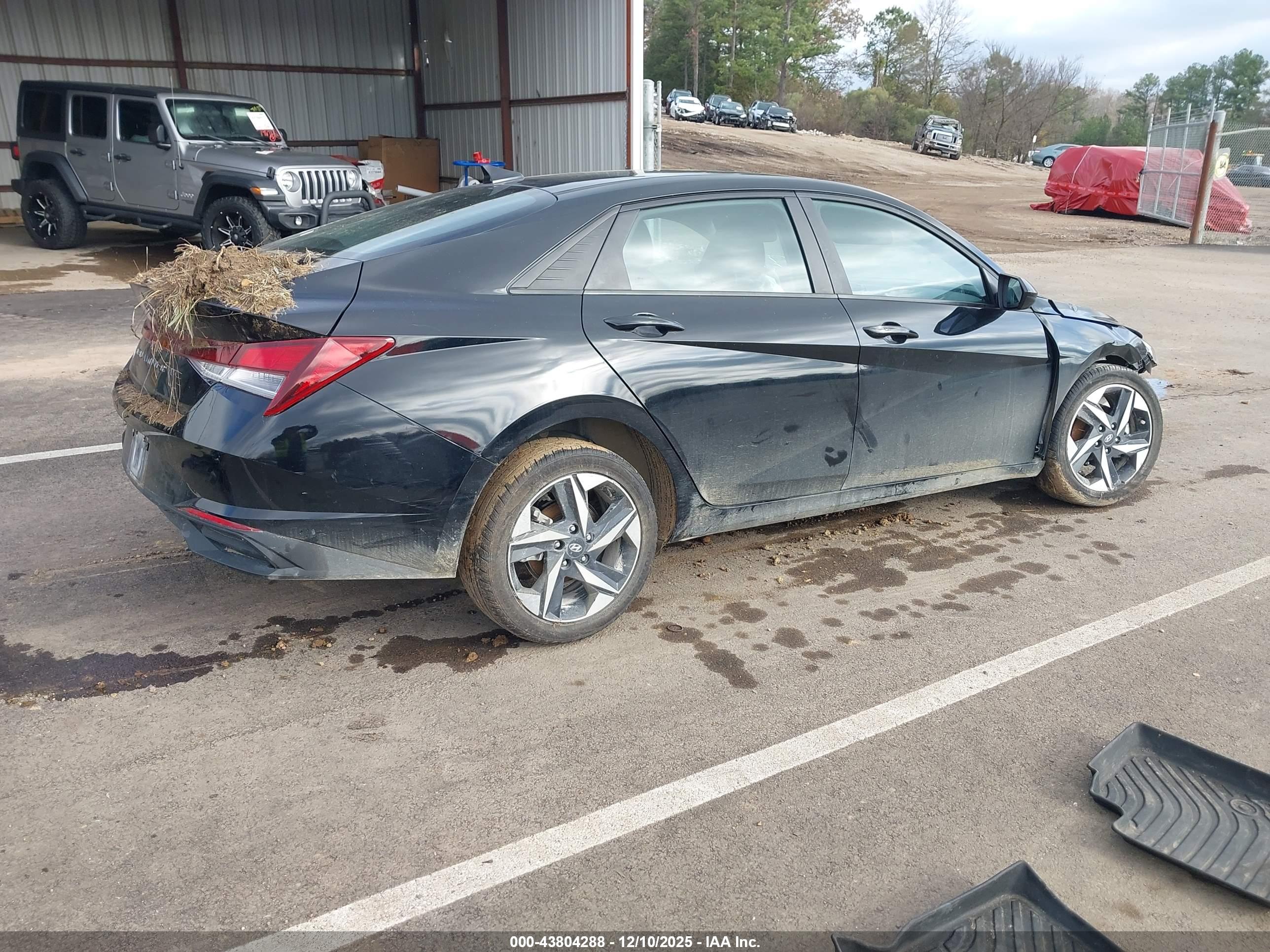 HYUNDAI ELANTRA image 4