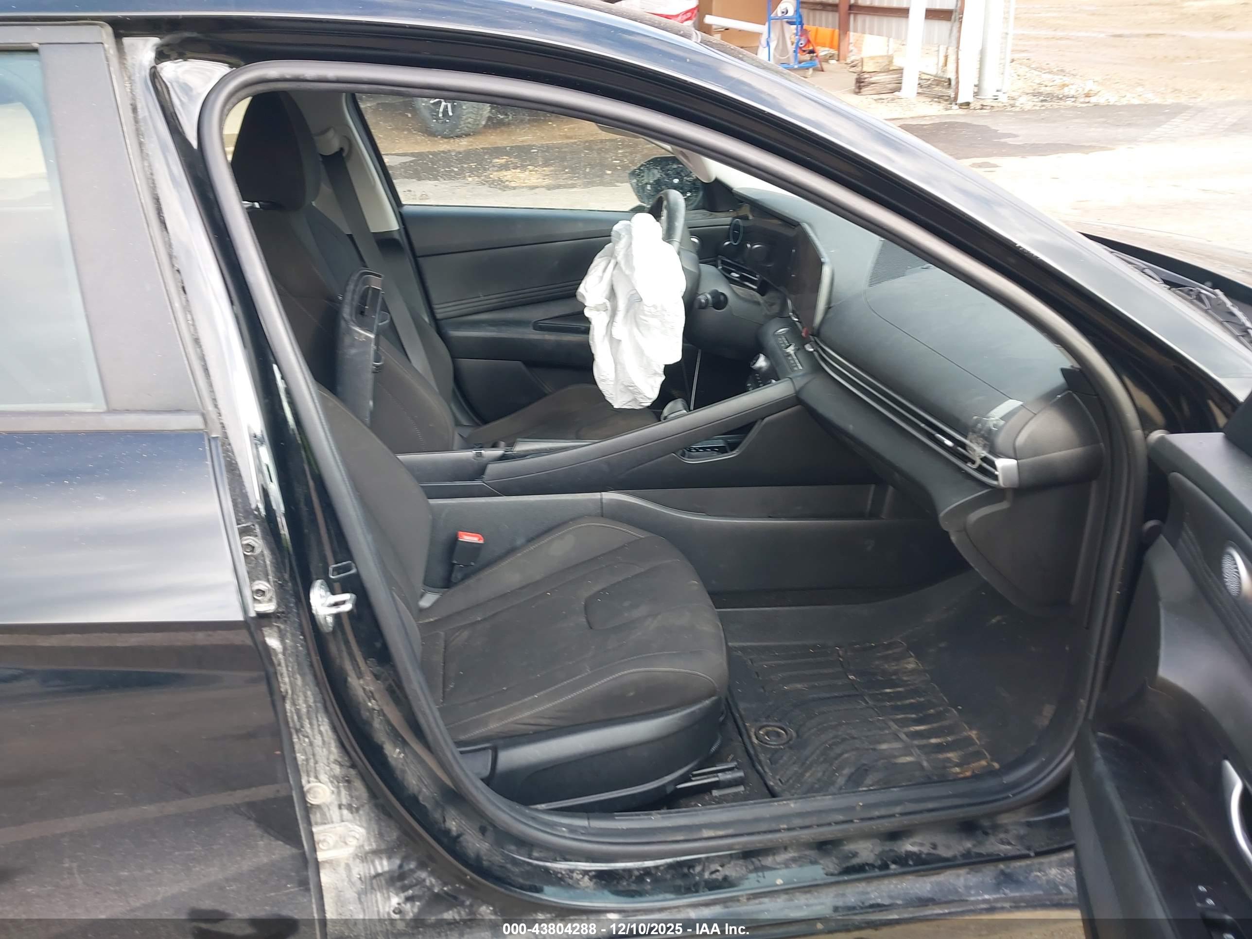 HYUNDAI ELANTRA image 5