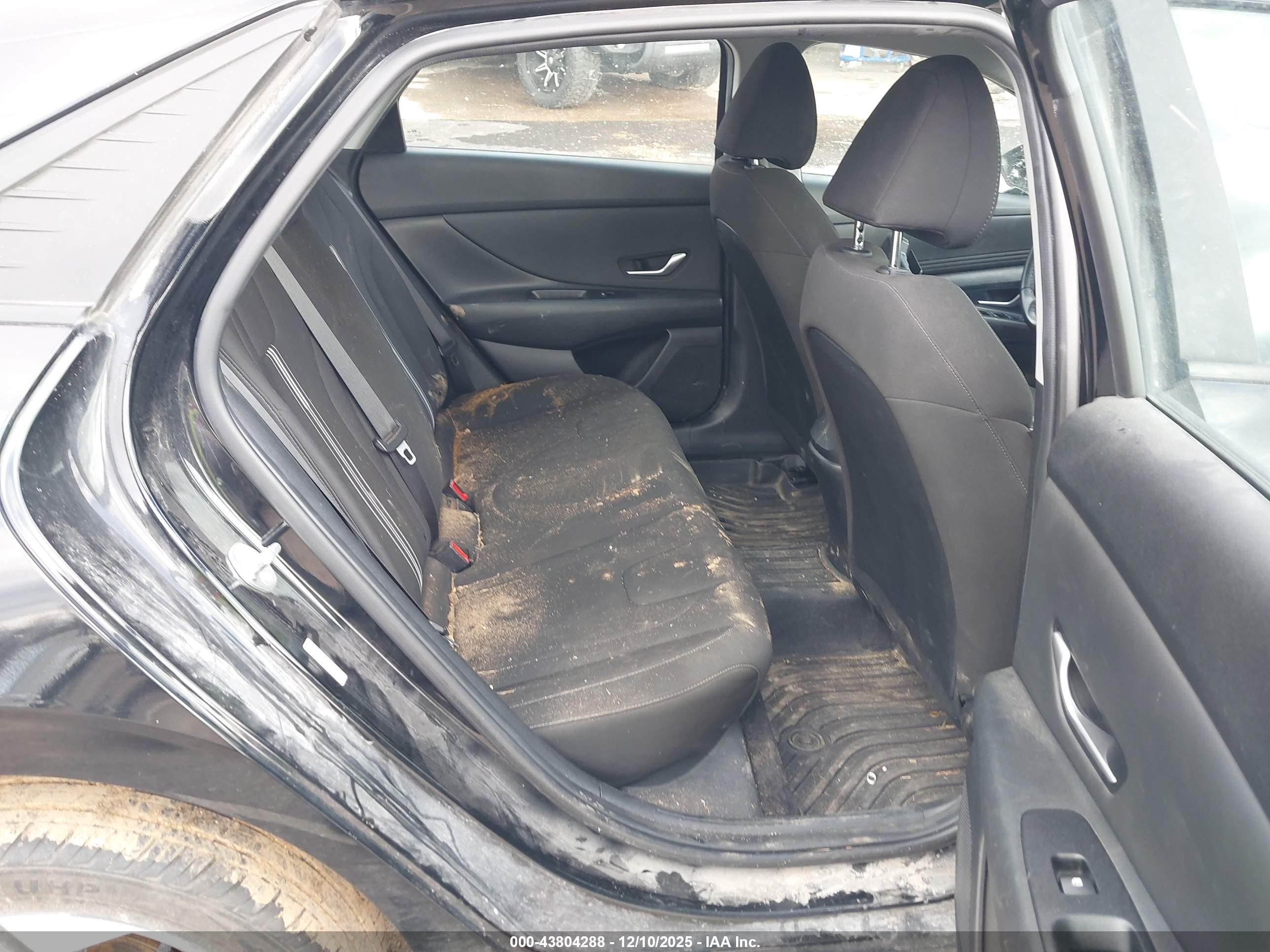 HYUNDAI ELANTRA image 8