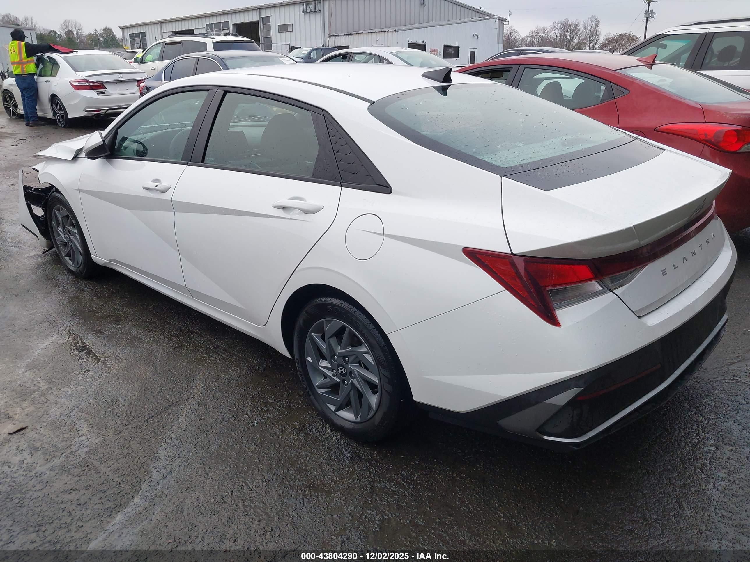 HYUNDAI ELANTRA image 3