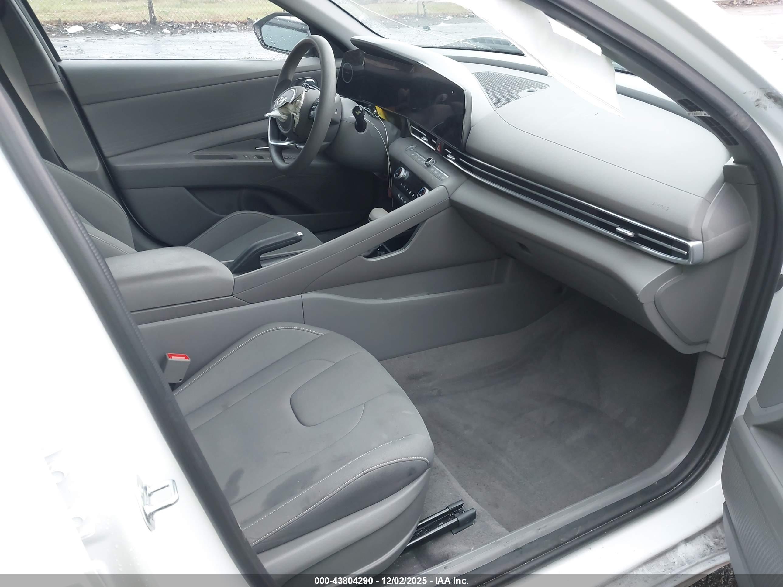 HYUNDAI ELANTRA image 5