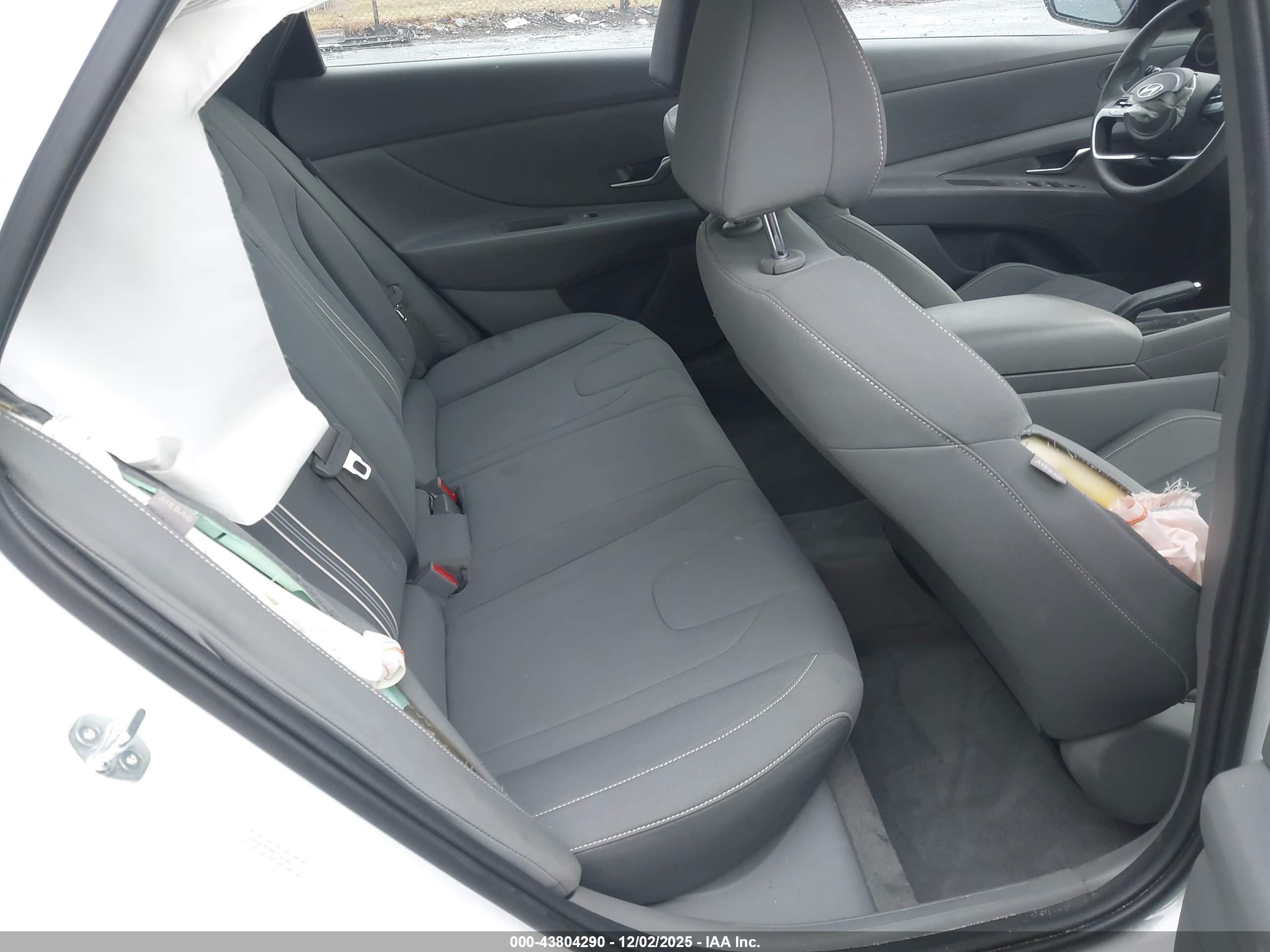 HYUNDAI ELANTRA image 8