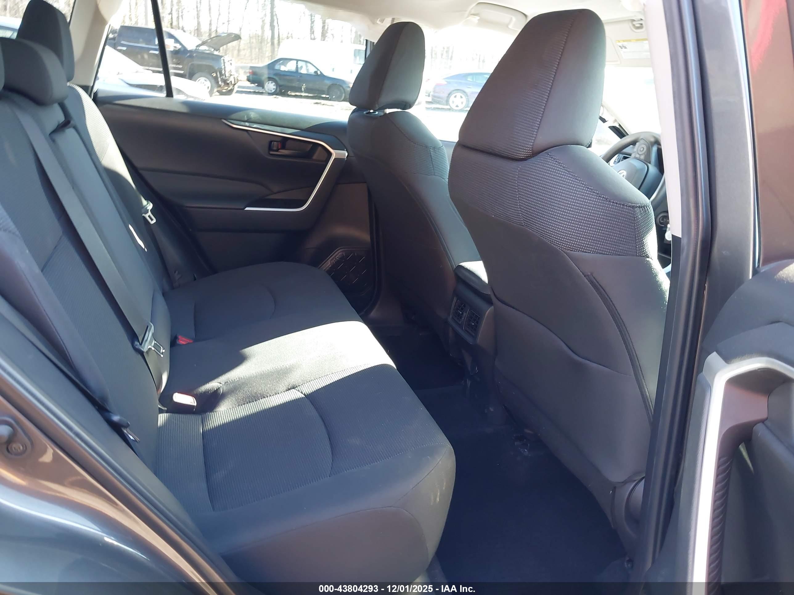 TOYOTA RAV4 image 8