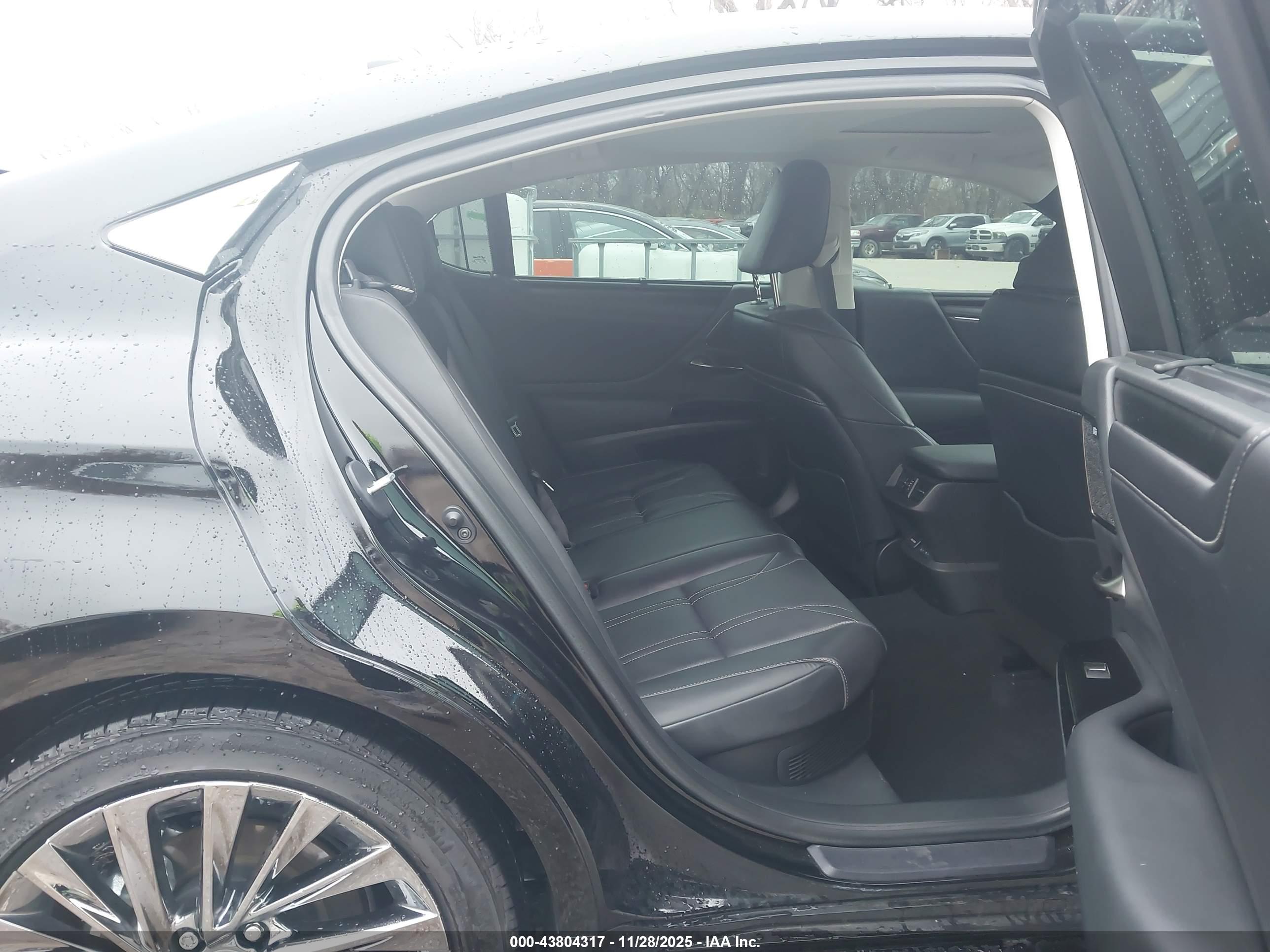 LEXUS ES image 8