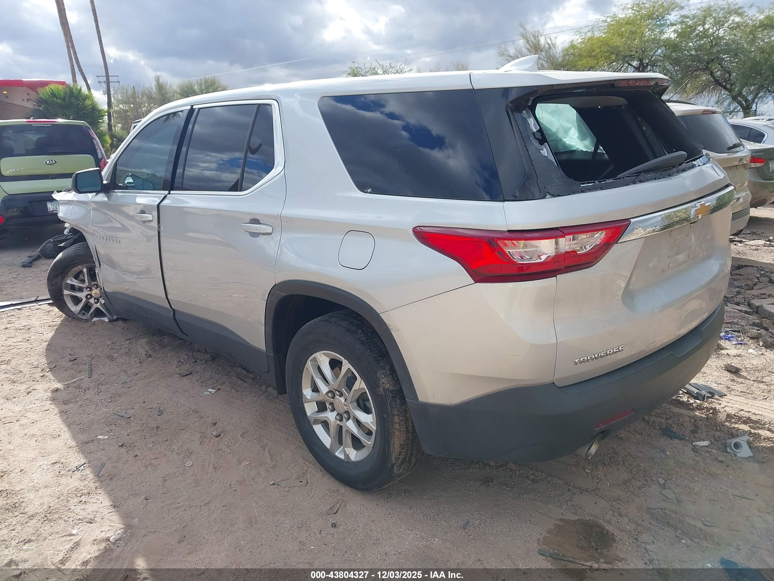 CHEVROLET TRAVERSE image 3