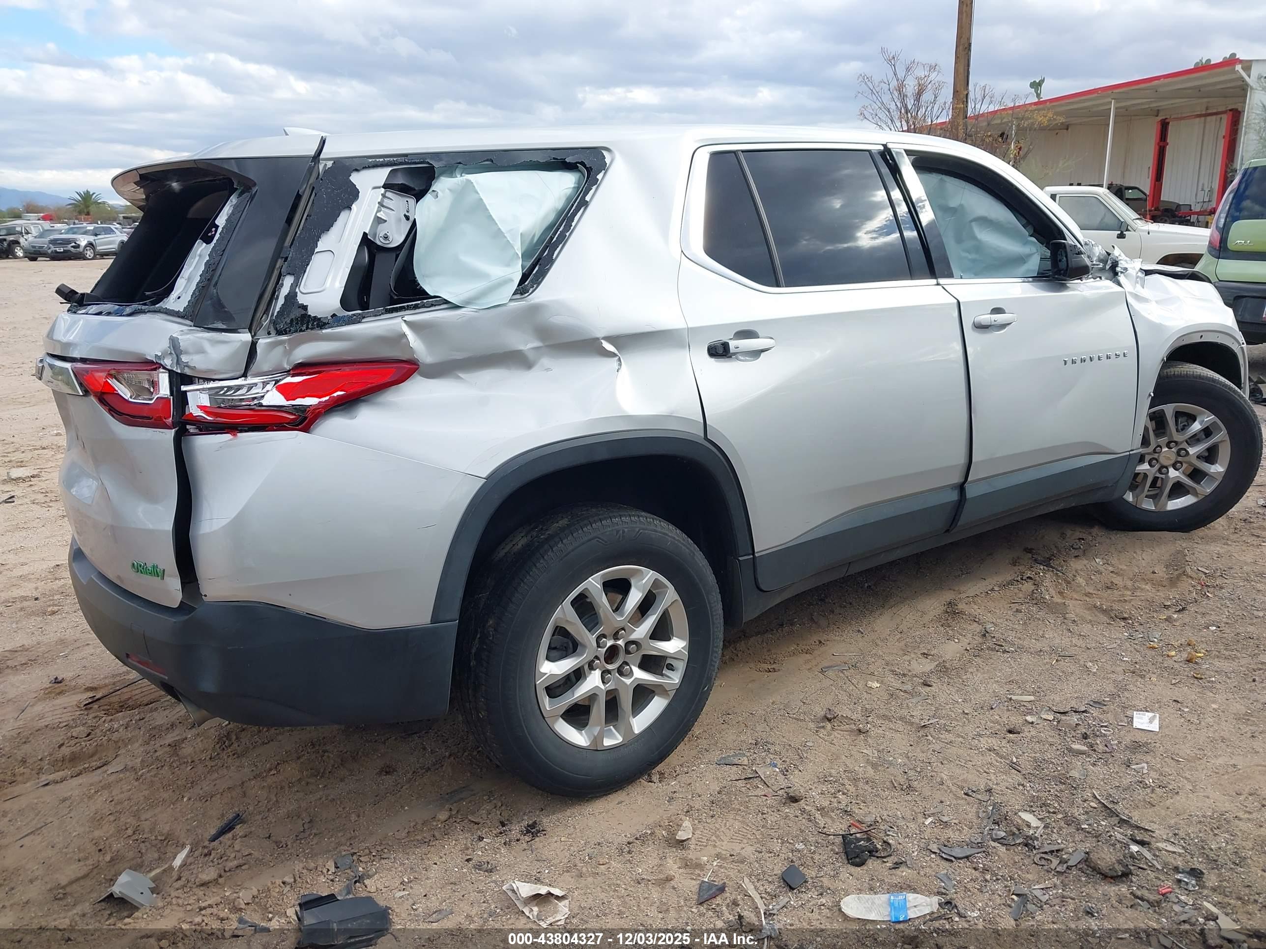 CHEVROLET TRAVERSE image 4