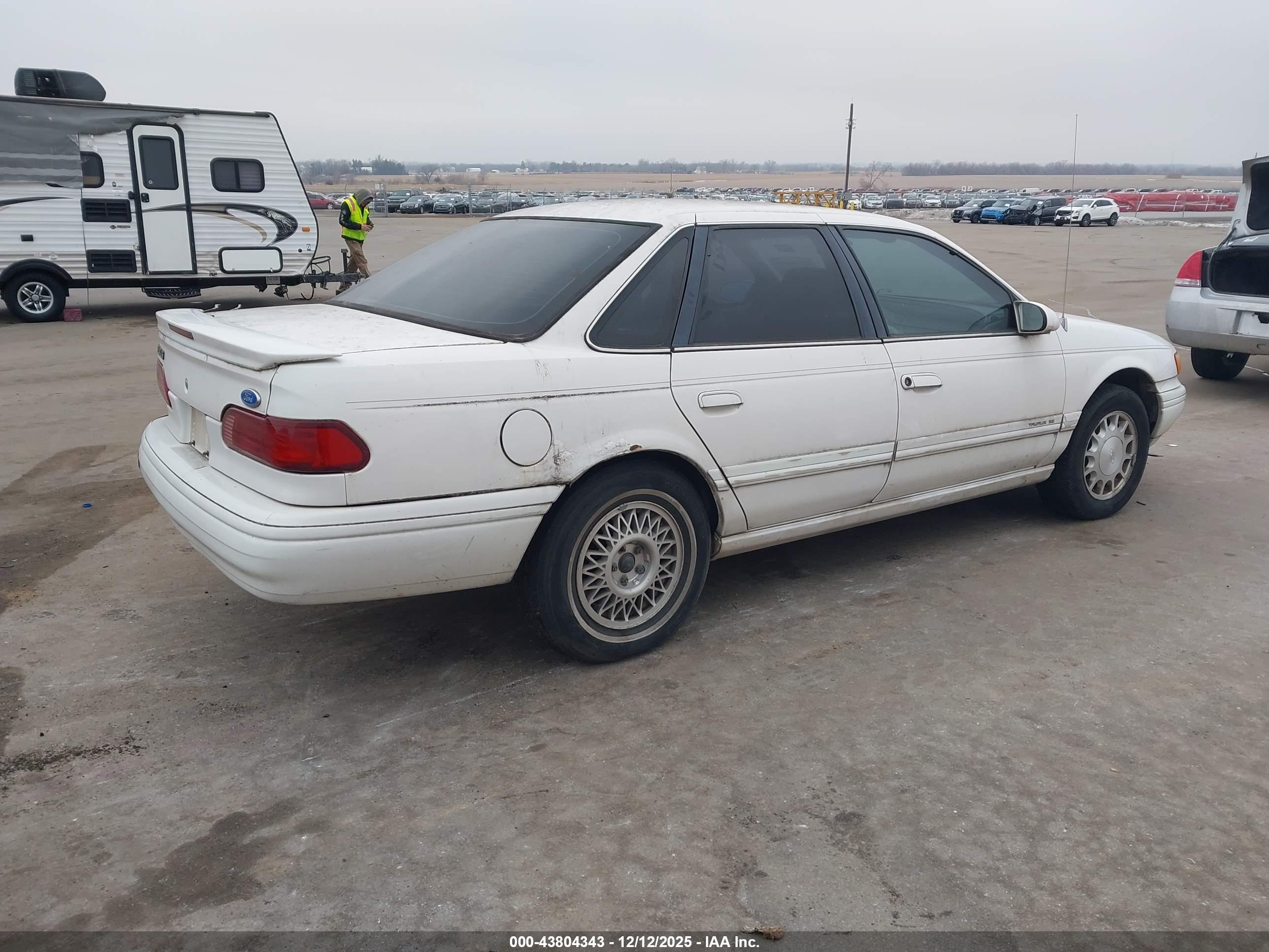 FORD TAURUS image 4