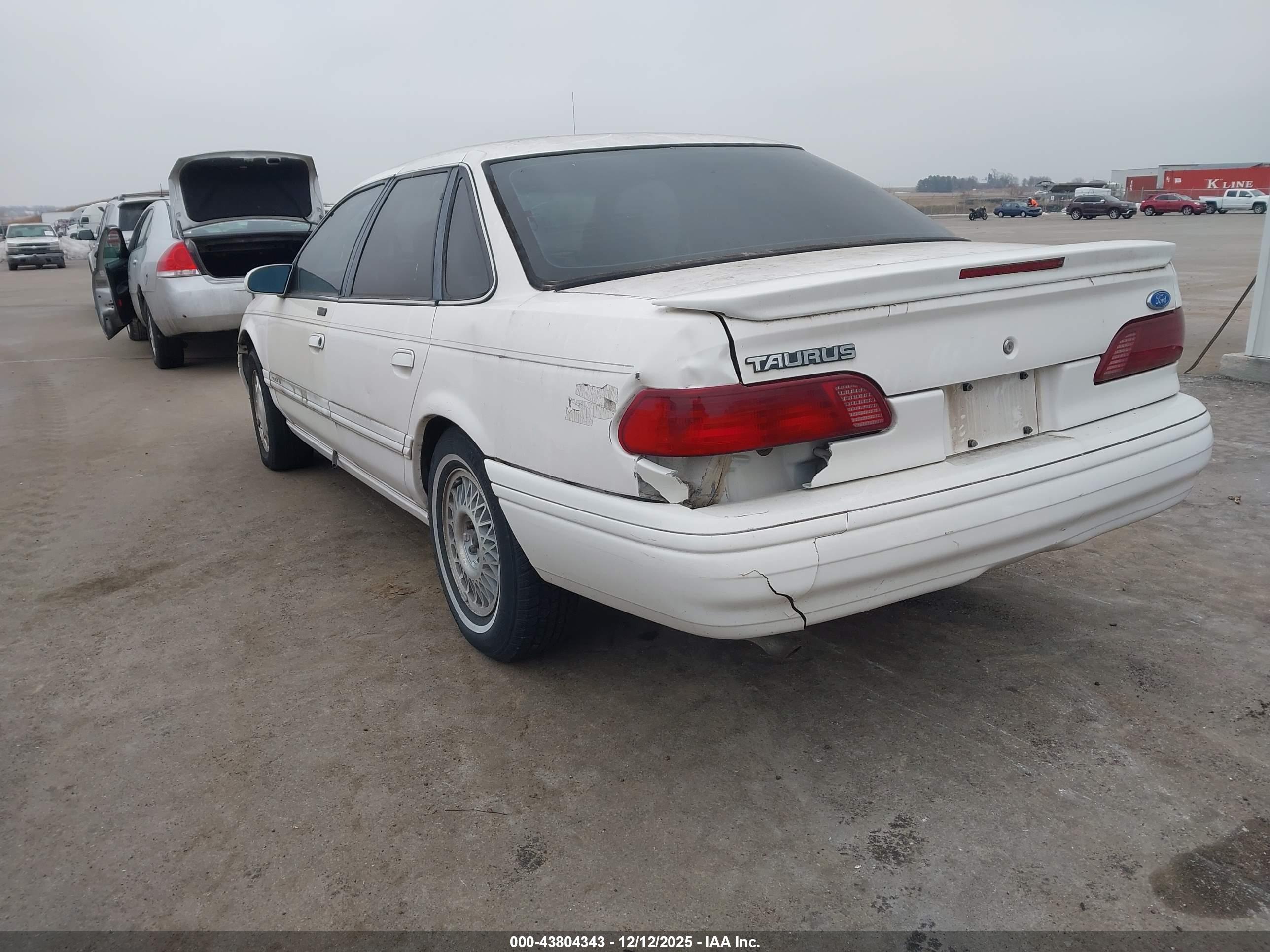 FORD TAURUS image 6