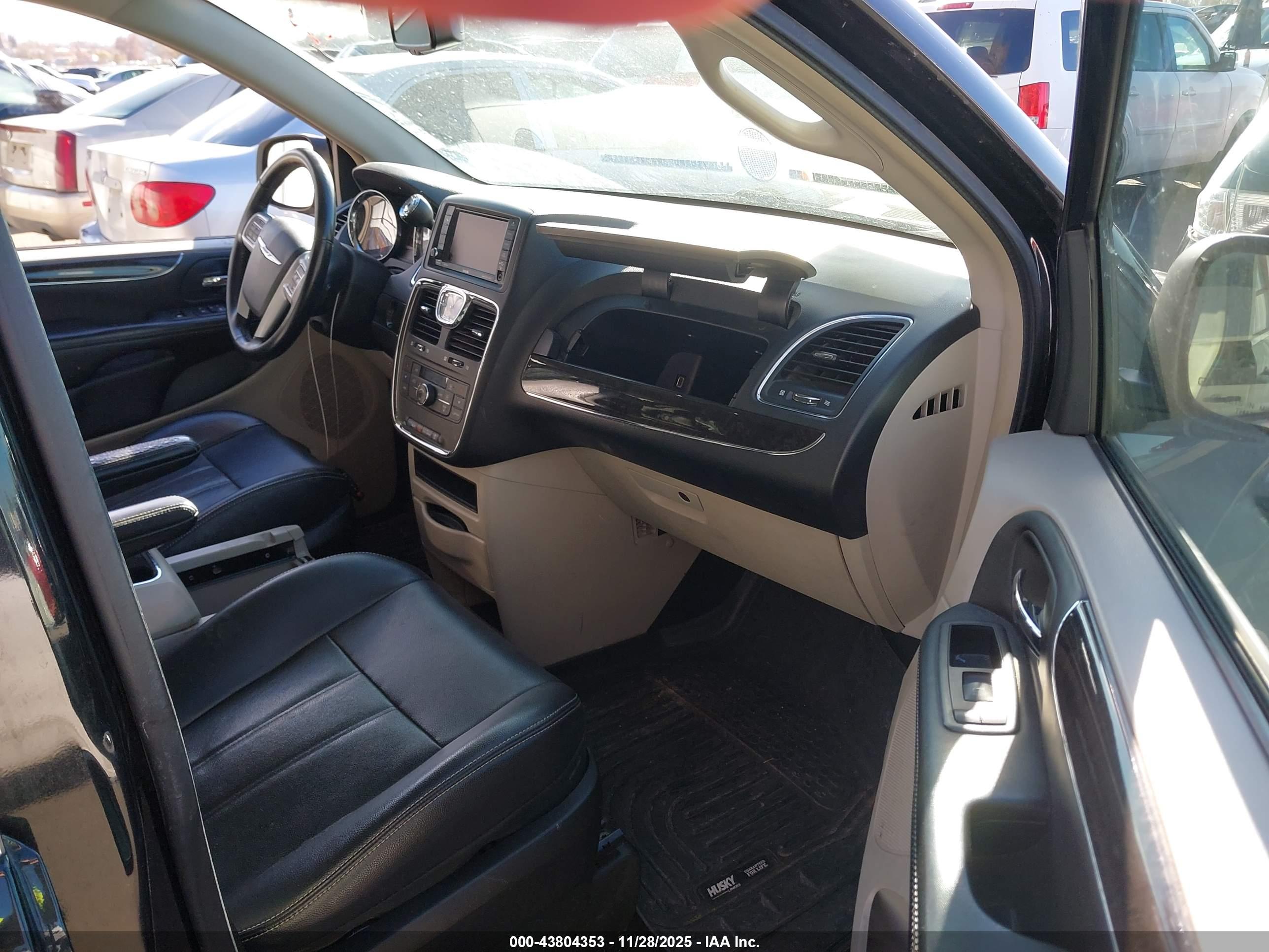 CHRYSLER TOWN image 5