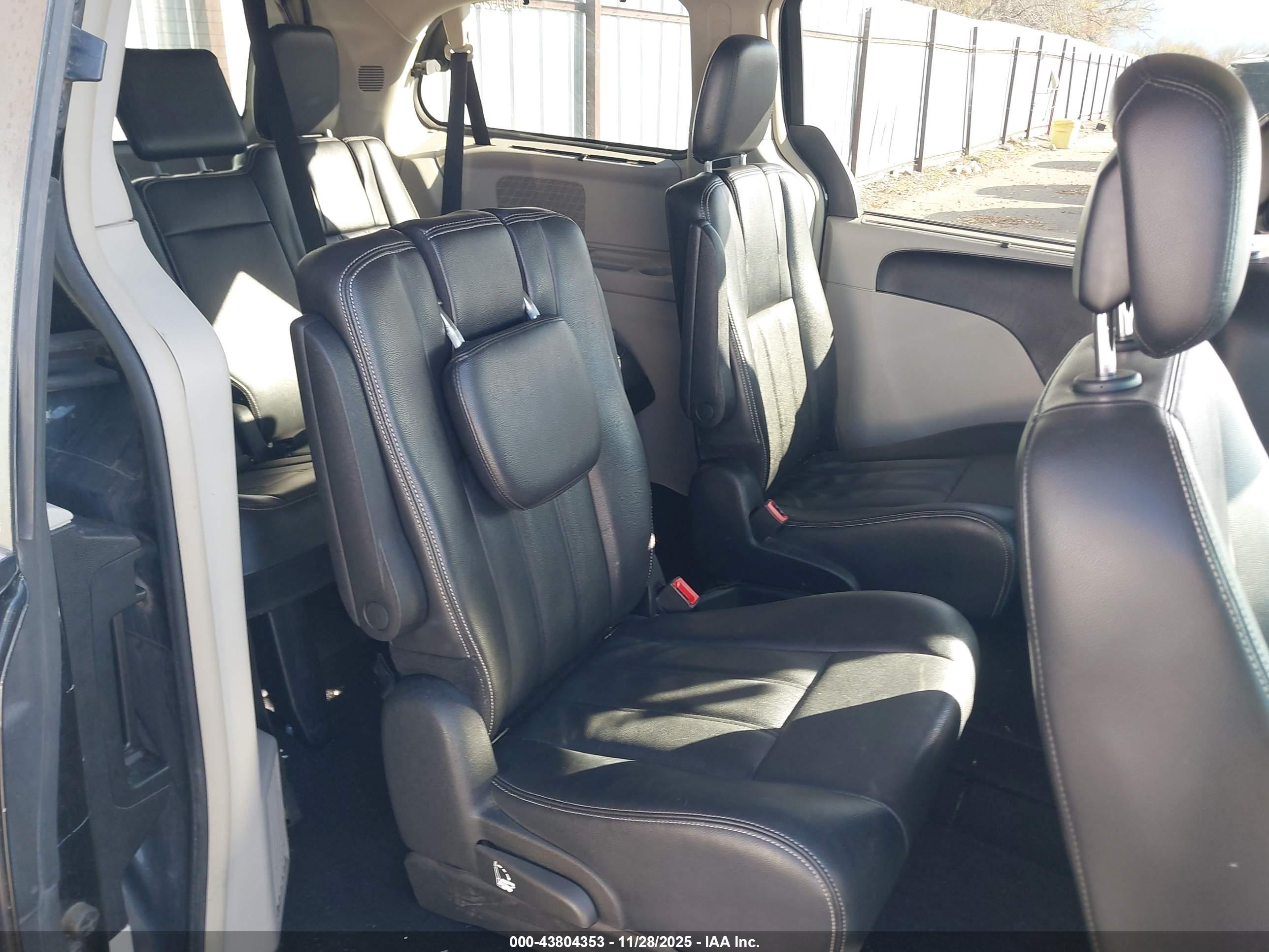 CHRYSLER TOWN image 8