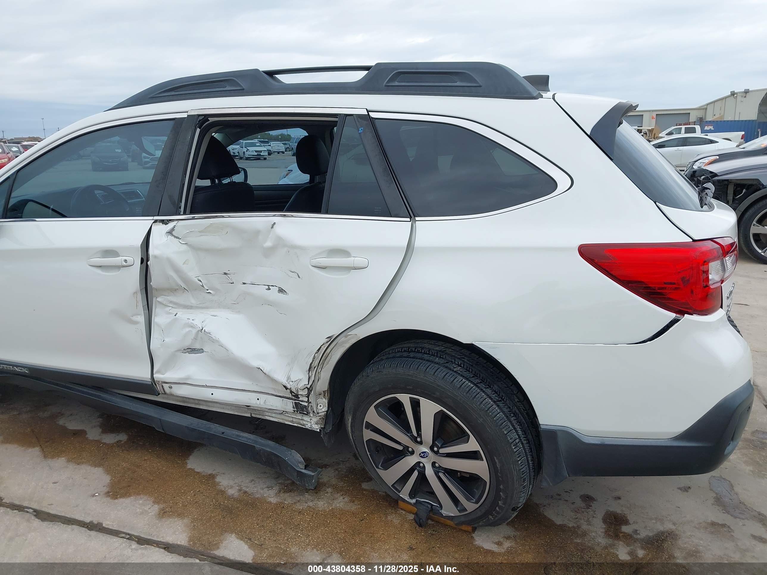 SUBARU OUTBACK image 6