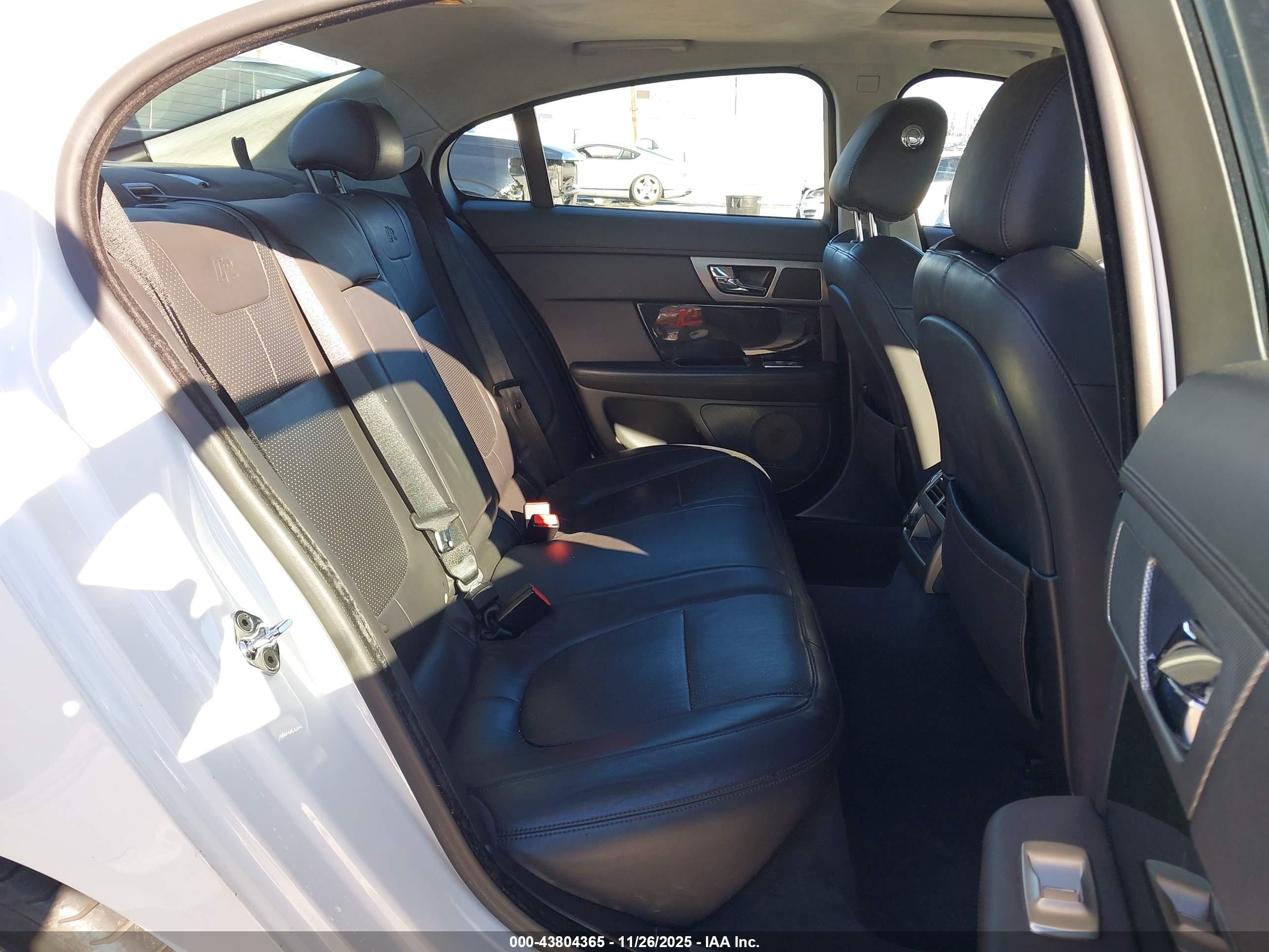 JAGUAR XF image 8