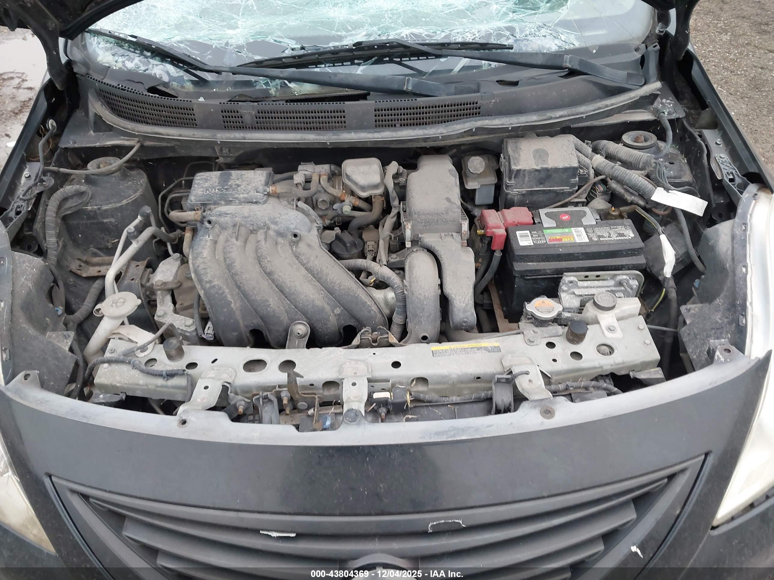 NISSAN VERSA image 10