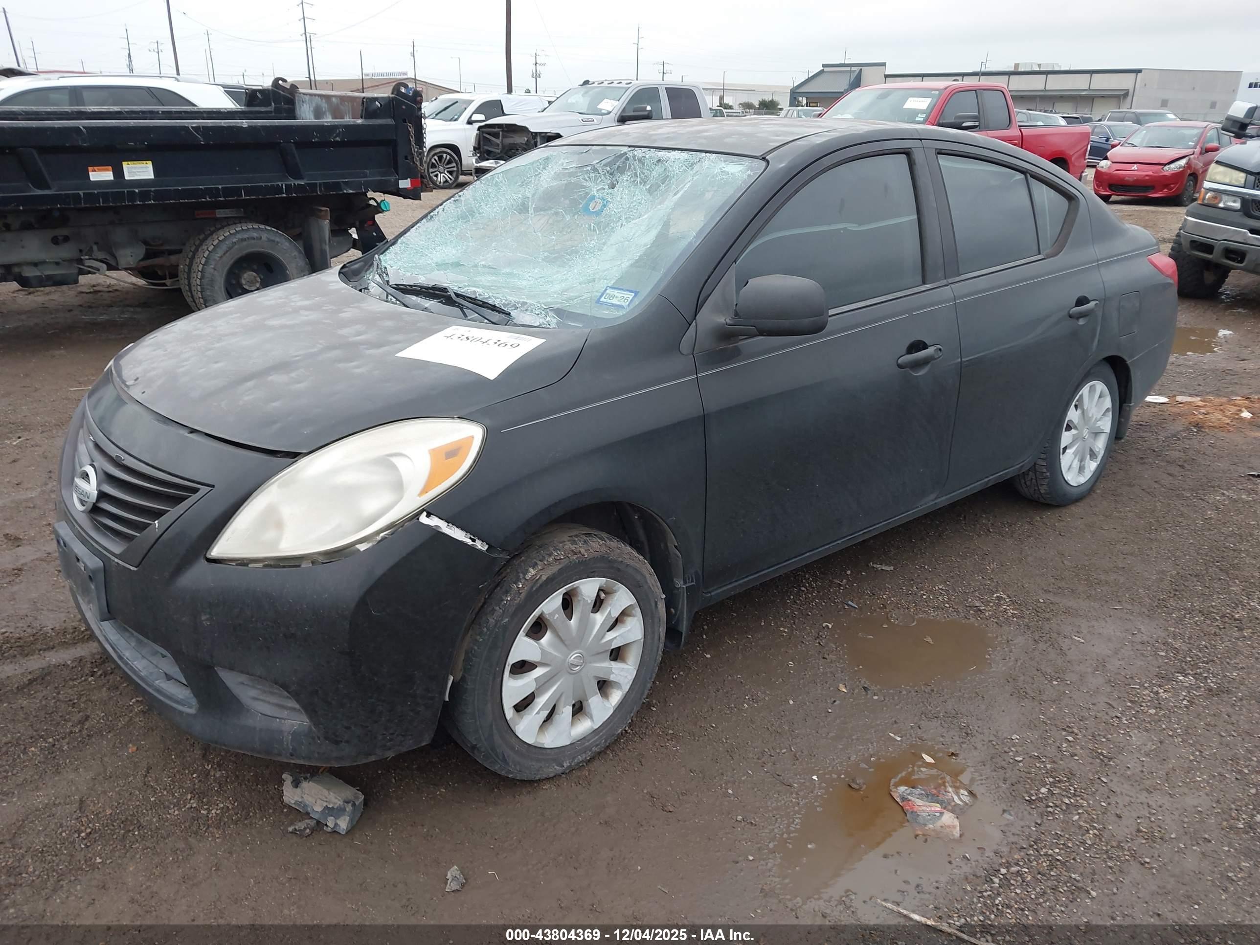 NISSAN VERSA image 2