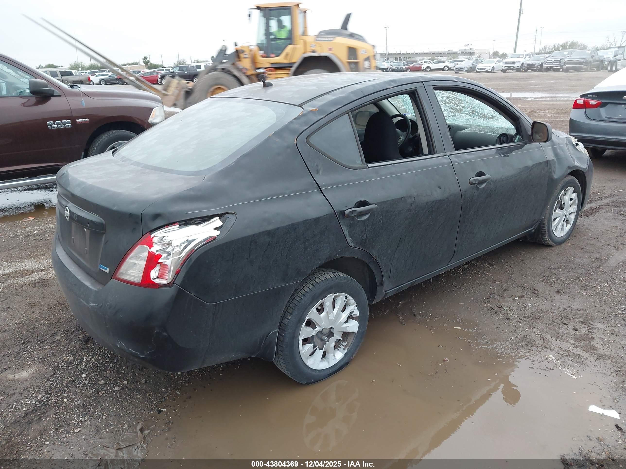NISSAN VERSA image 4