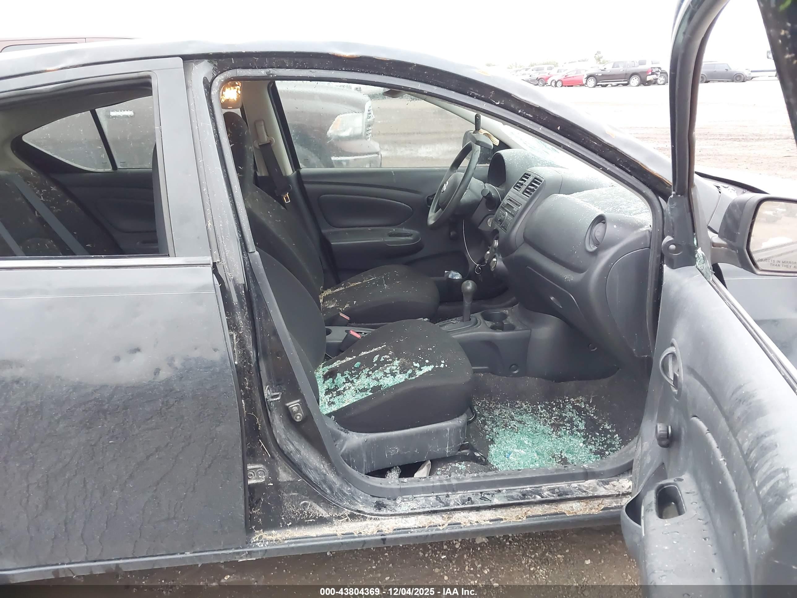 NISSAN VERSA image 5