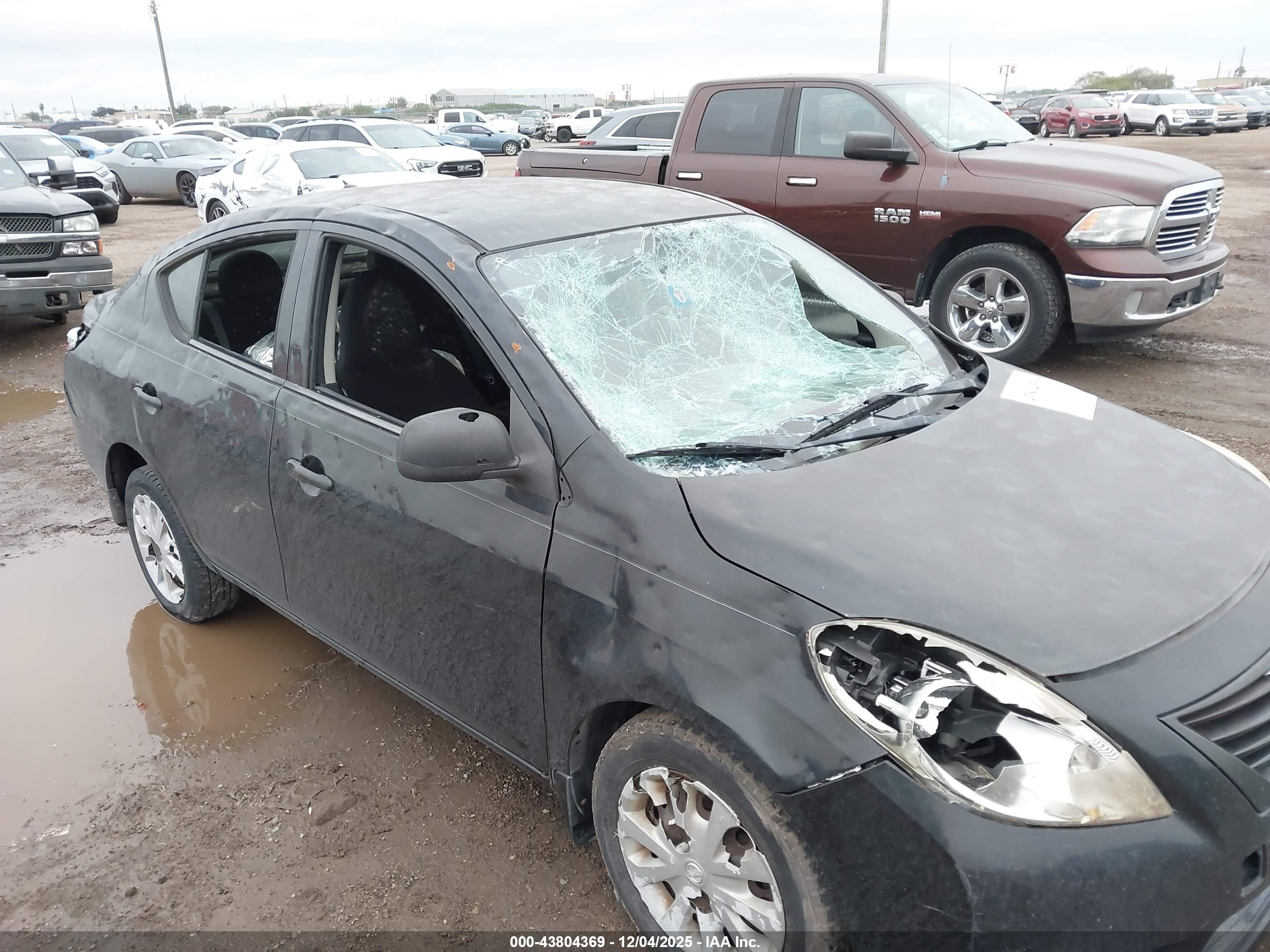 NISSAN VERSA image 6