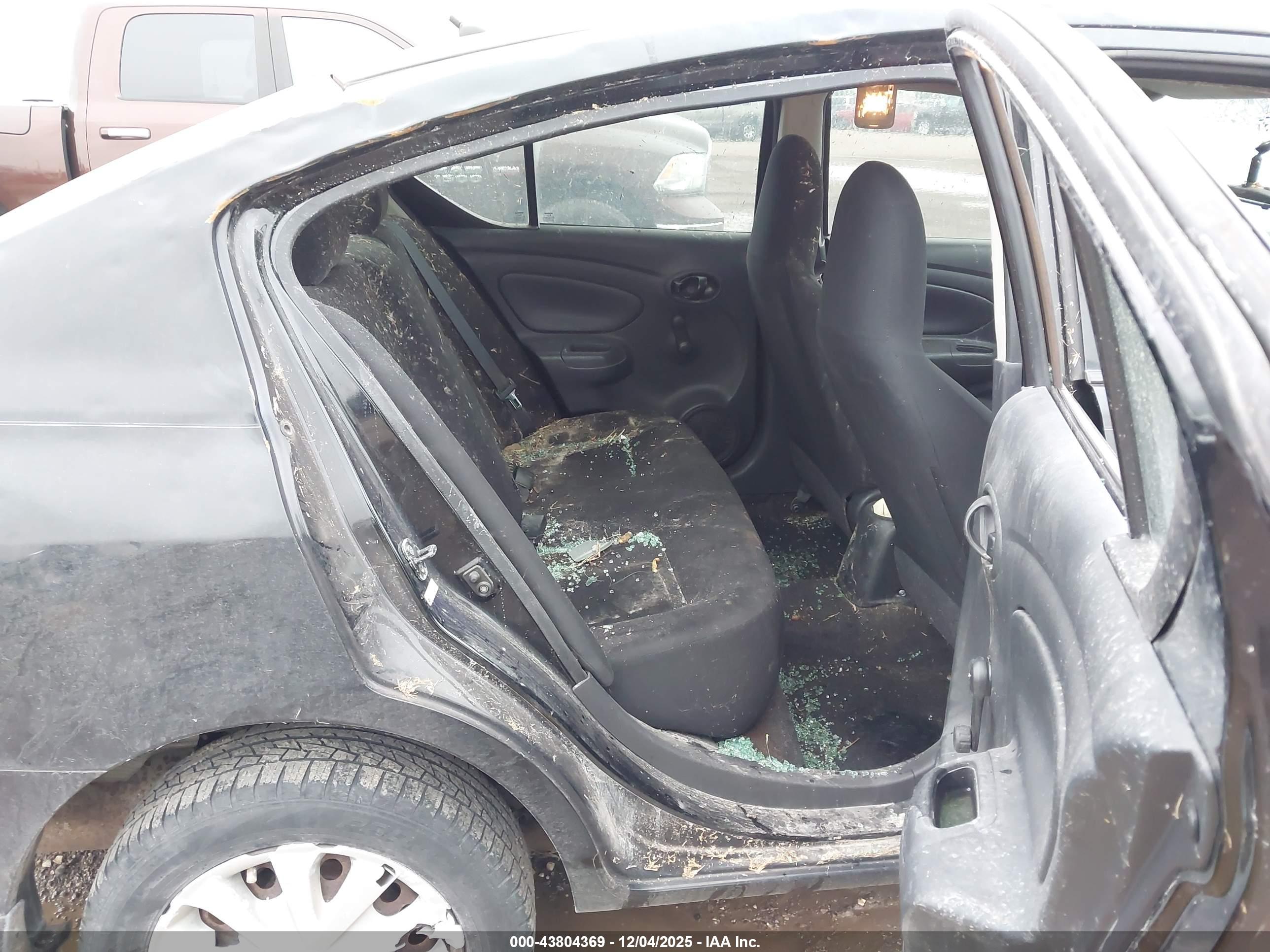 NISSAN VERSA image 8