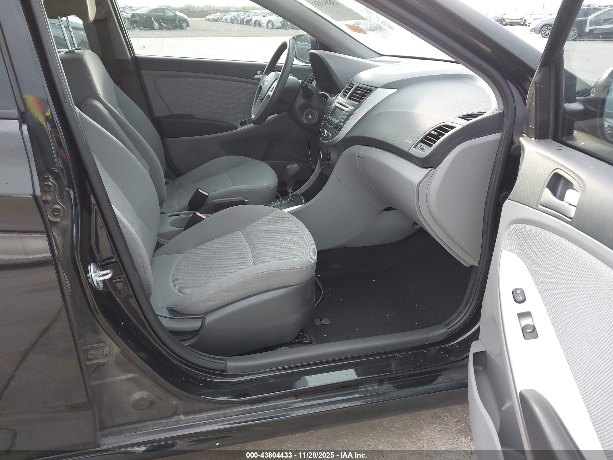 HYUNDAI ACCENT image 5