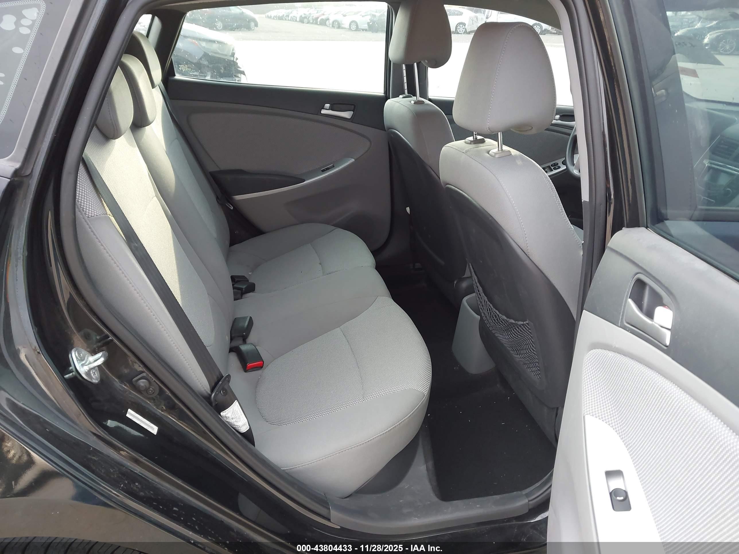 HYUNDAI ACCENT image 8