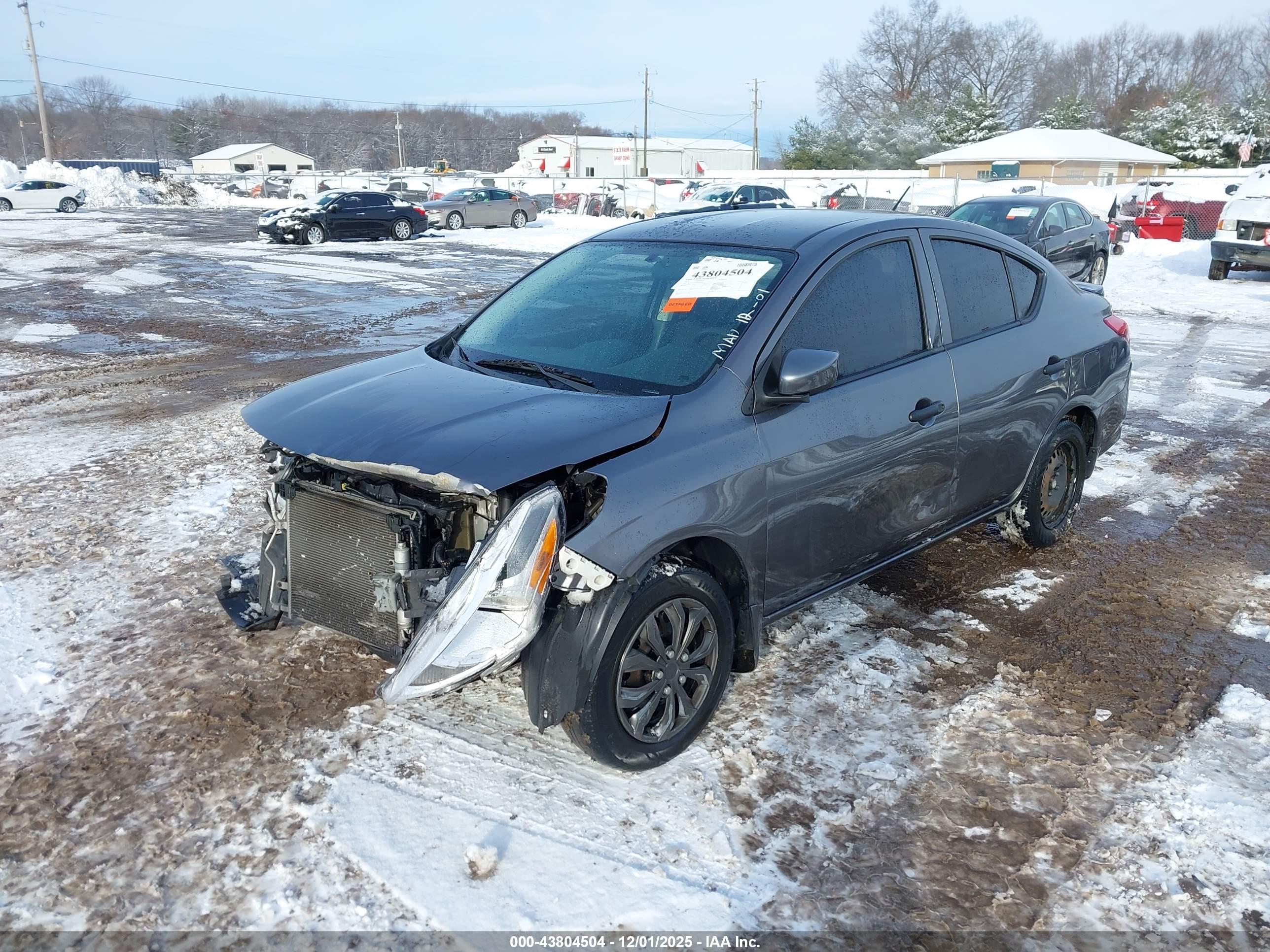 NISSAN VERSA image 2