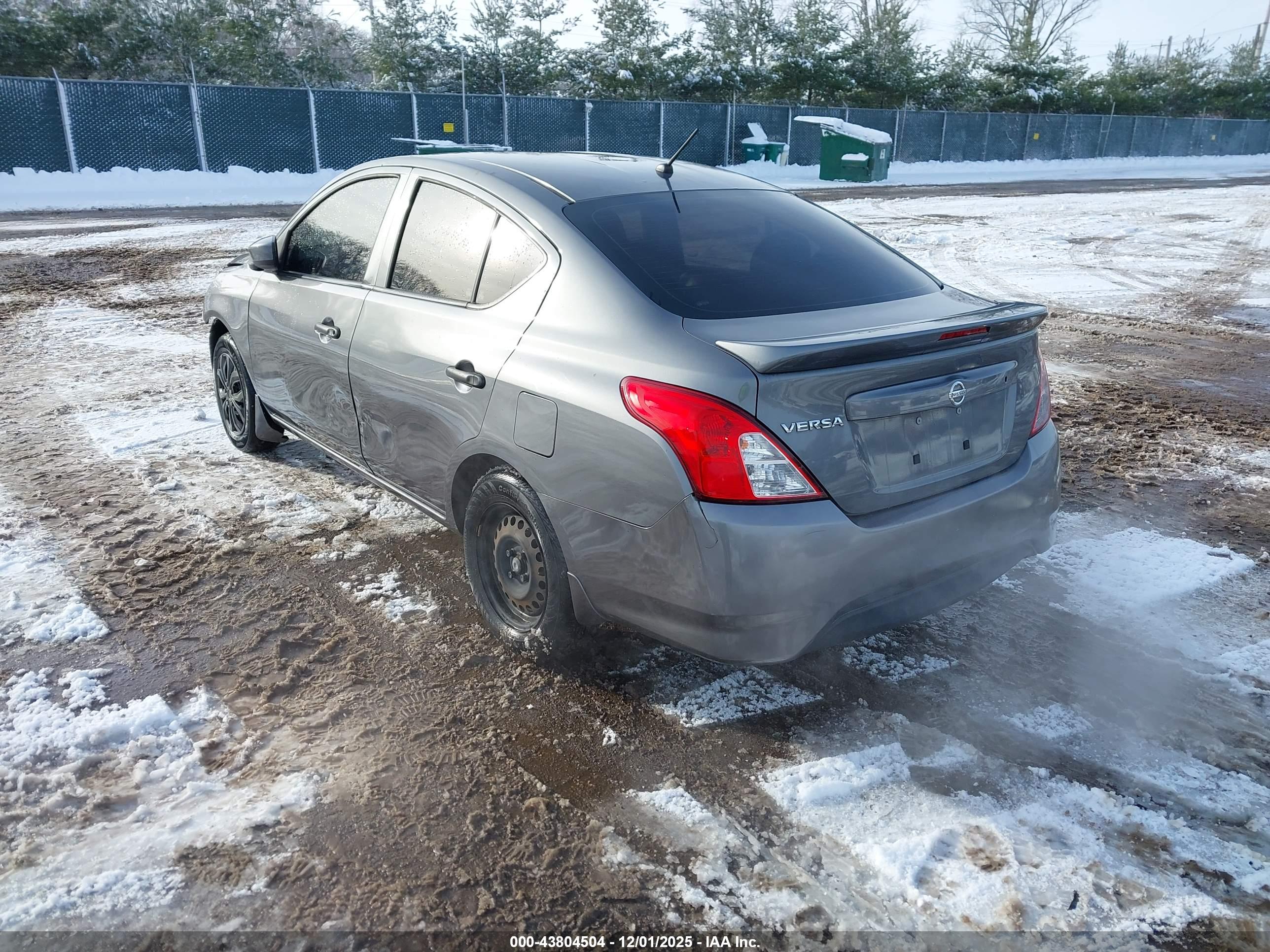 NISSAN VERSA image 3