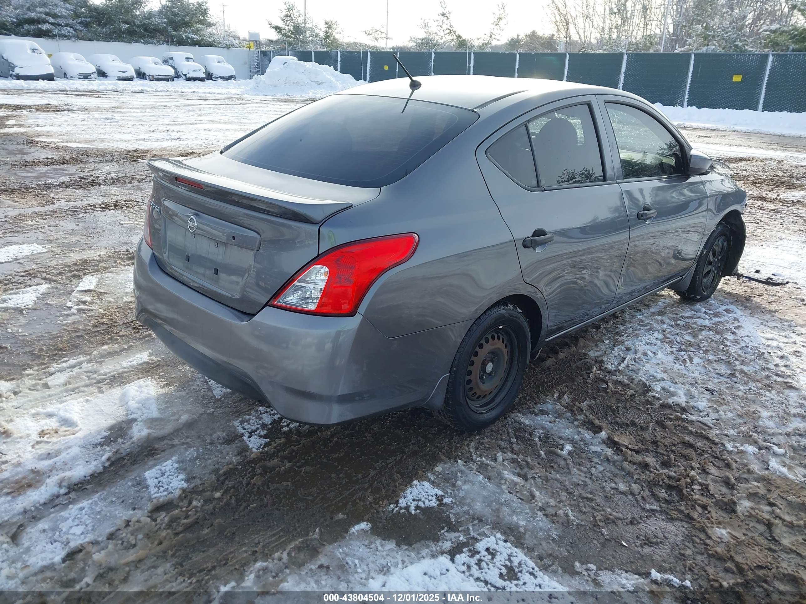NISSAN VERSA image 4