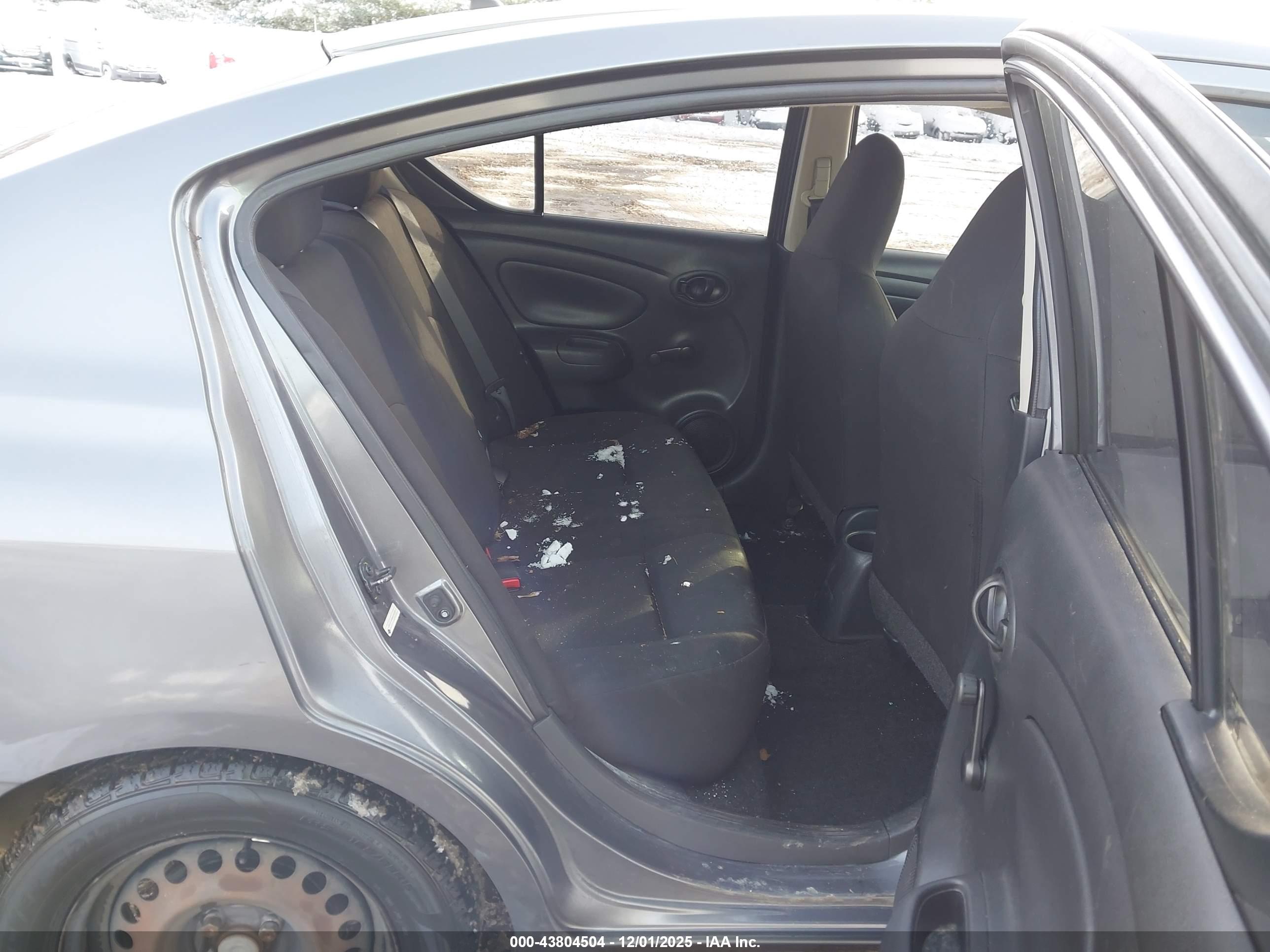 NISSAN VERSA image 8