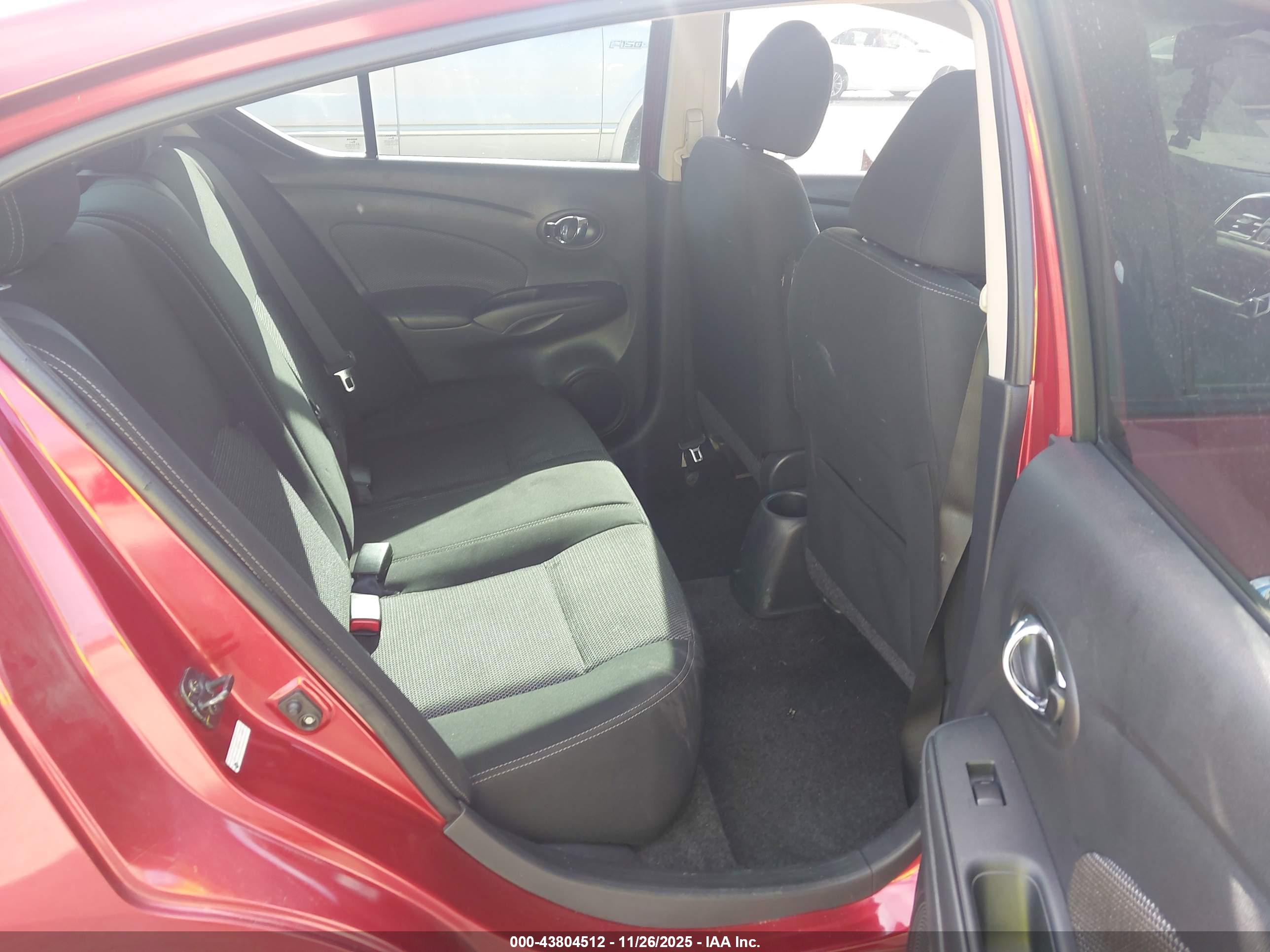 NISSAN VERSA image 8