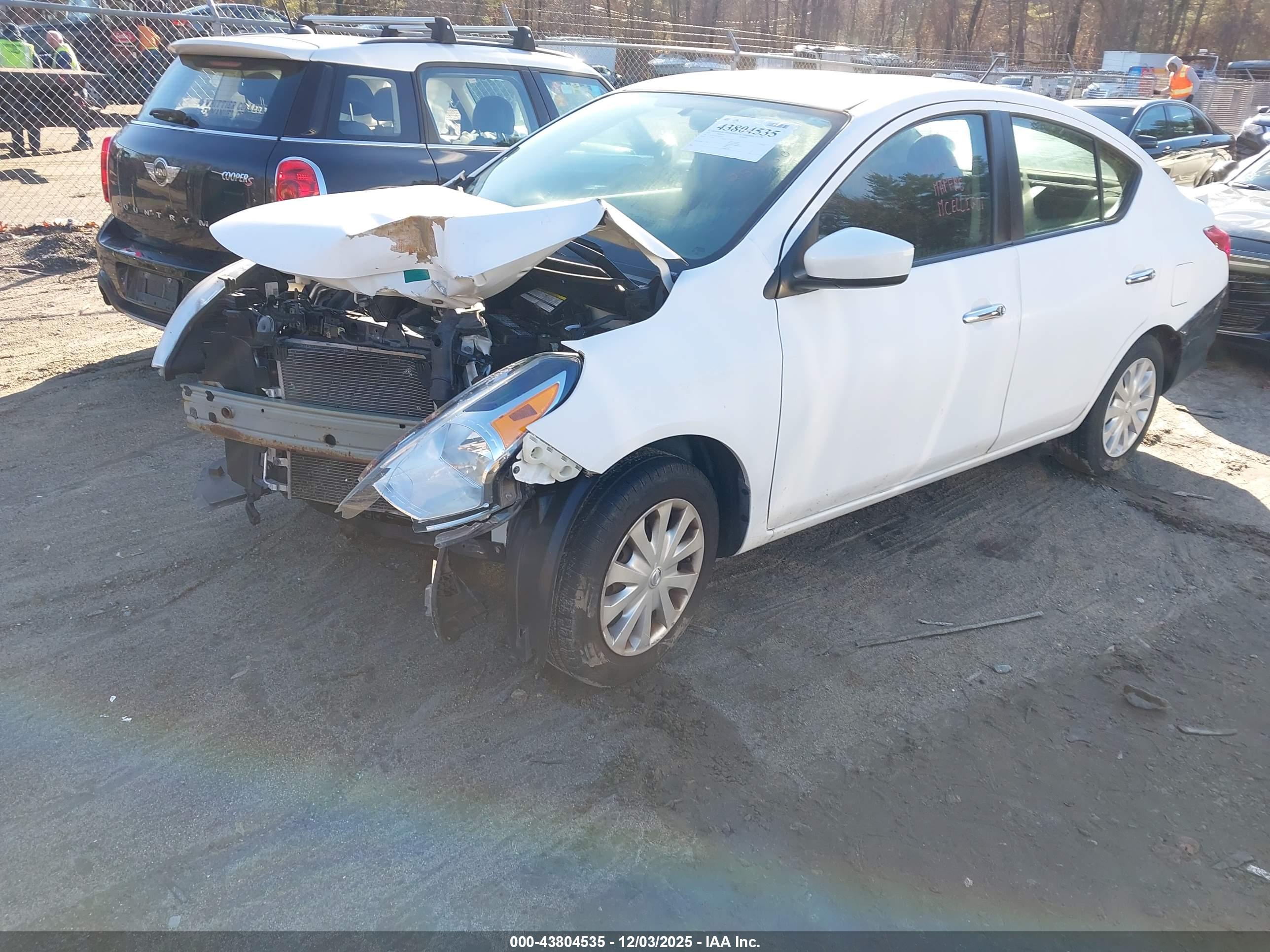 NISSAN VERSA image 2