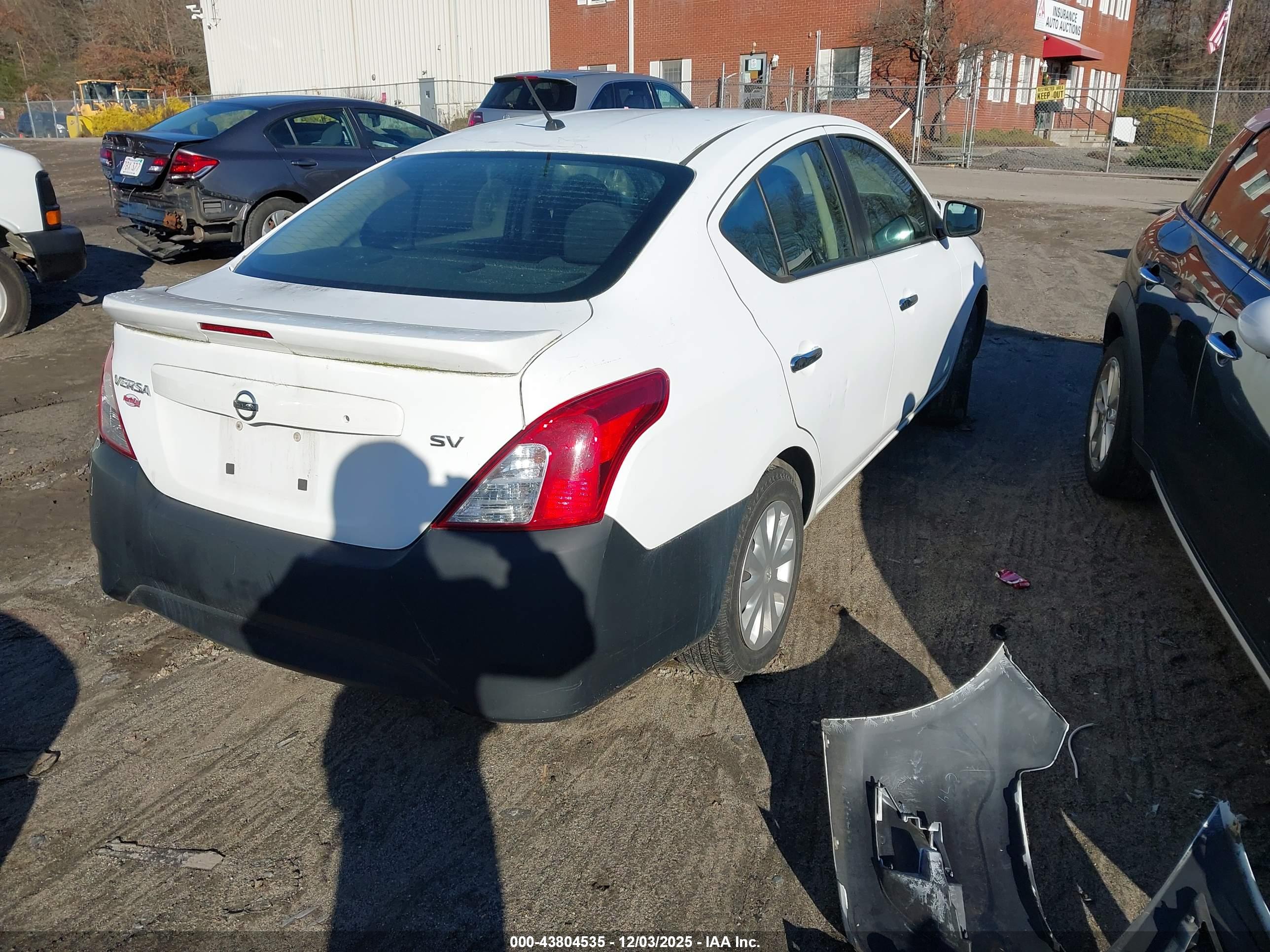 NISSAN VERSA image 4