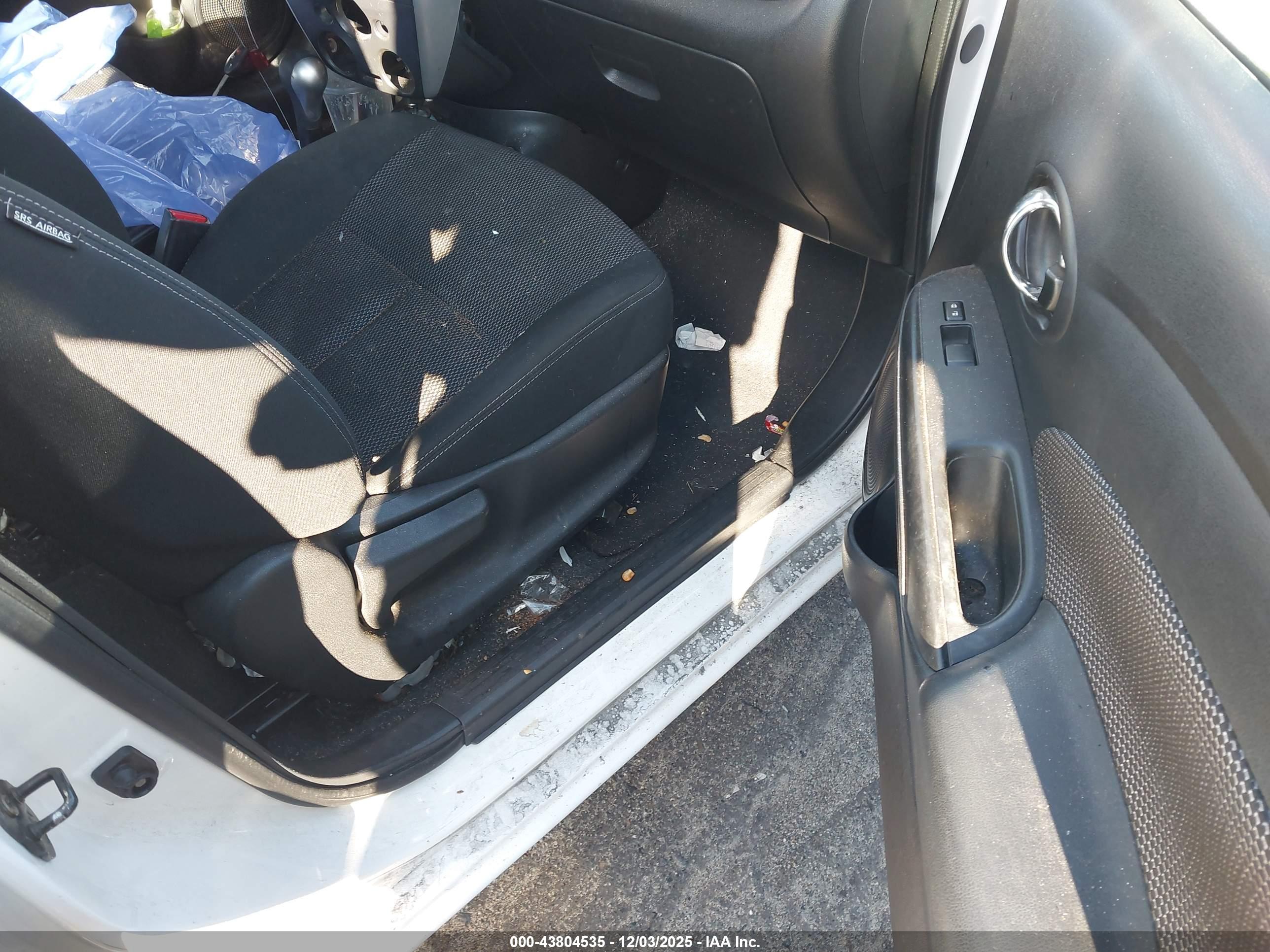 NISSAN VERSA image 5
