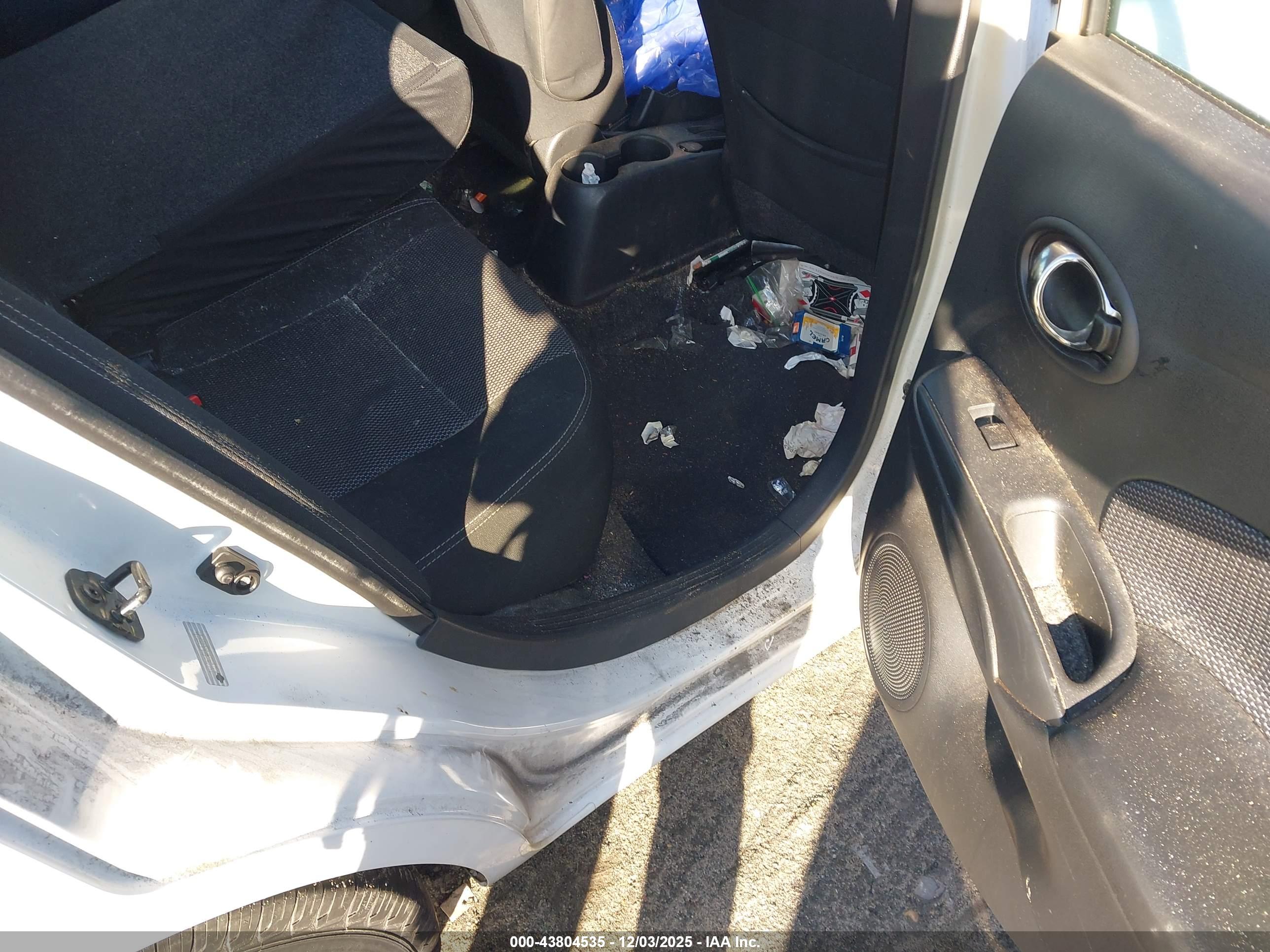 NISSAN VERSA image 8