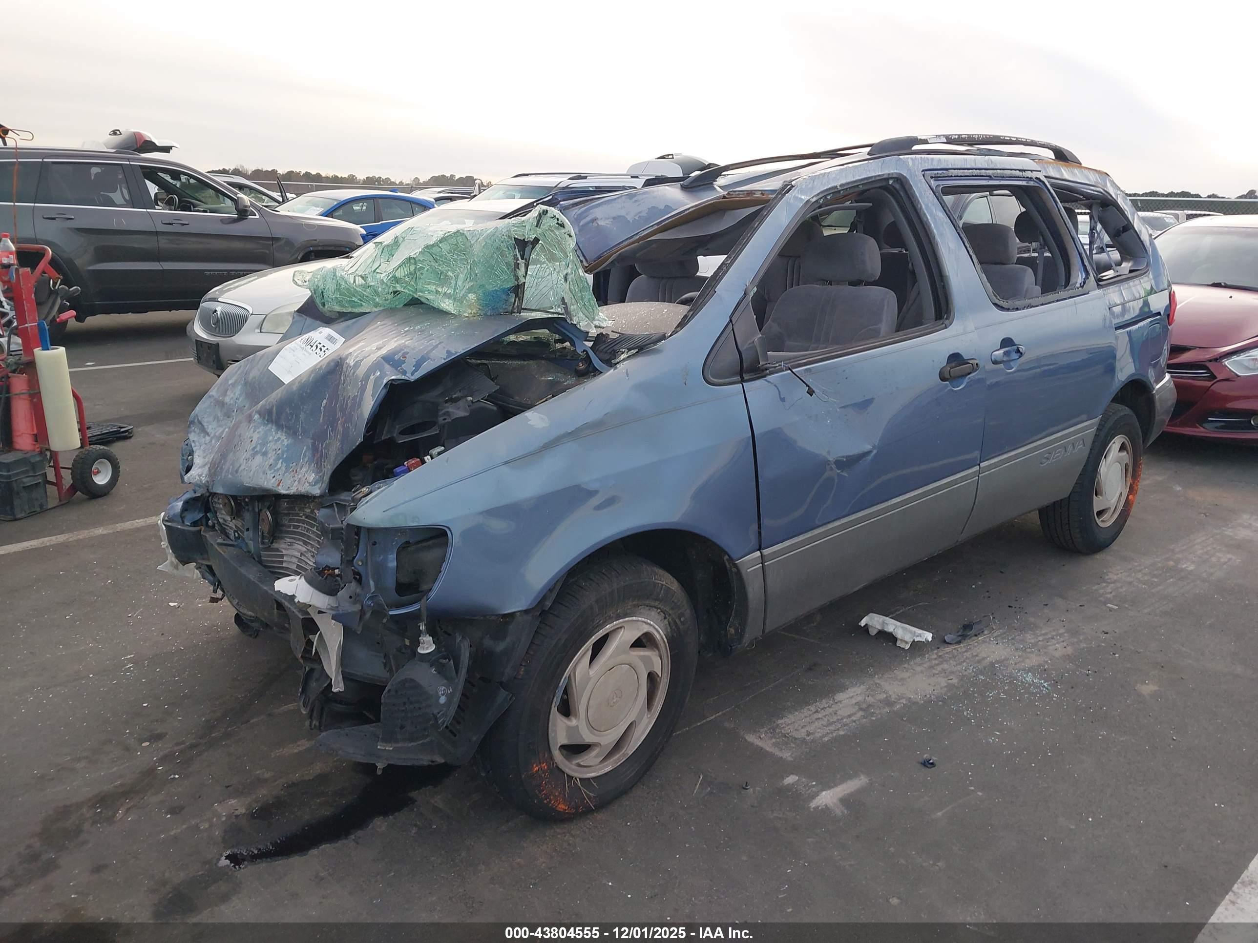 TOYOTA SIENNA image 2