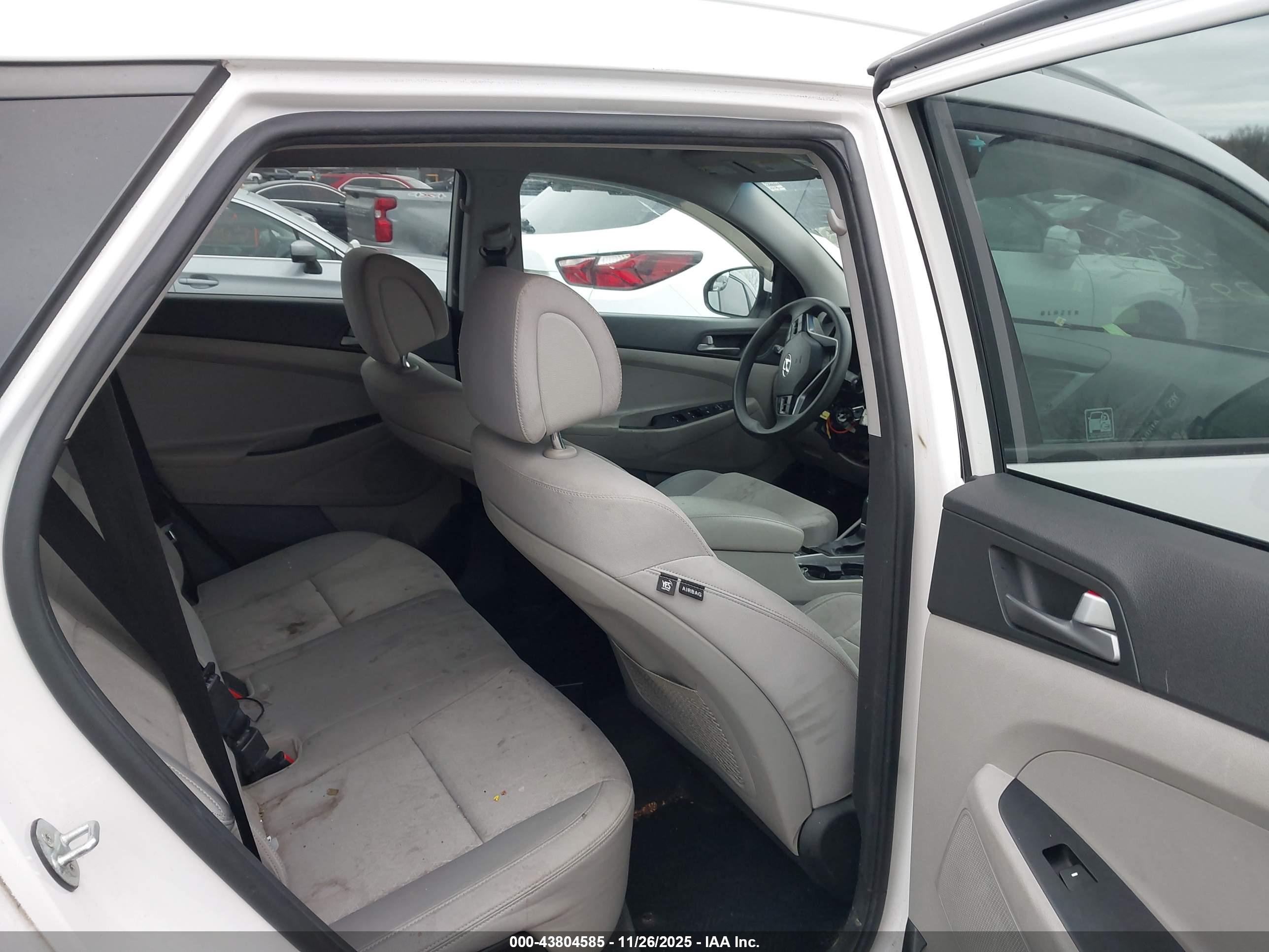 HYUNDAI TUCSON image 8