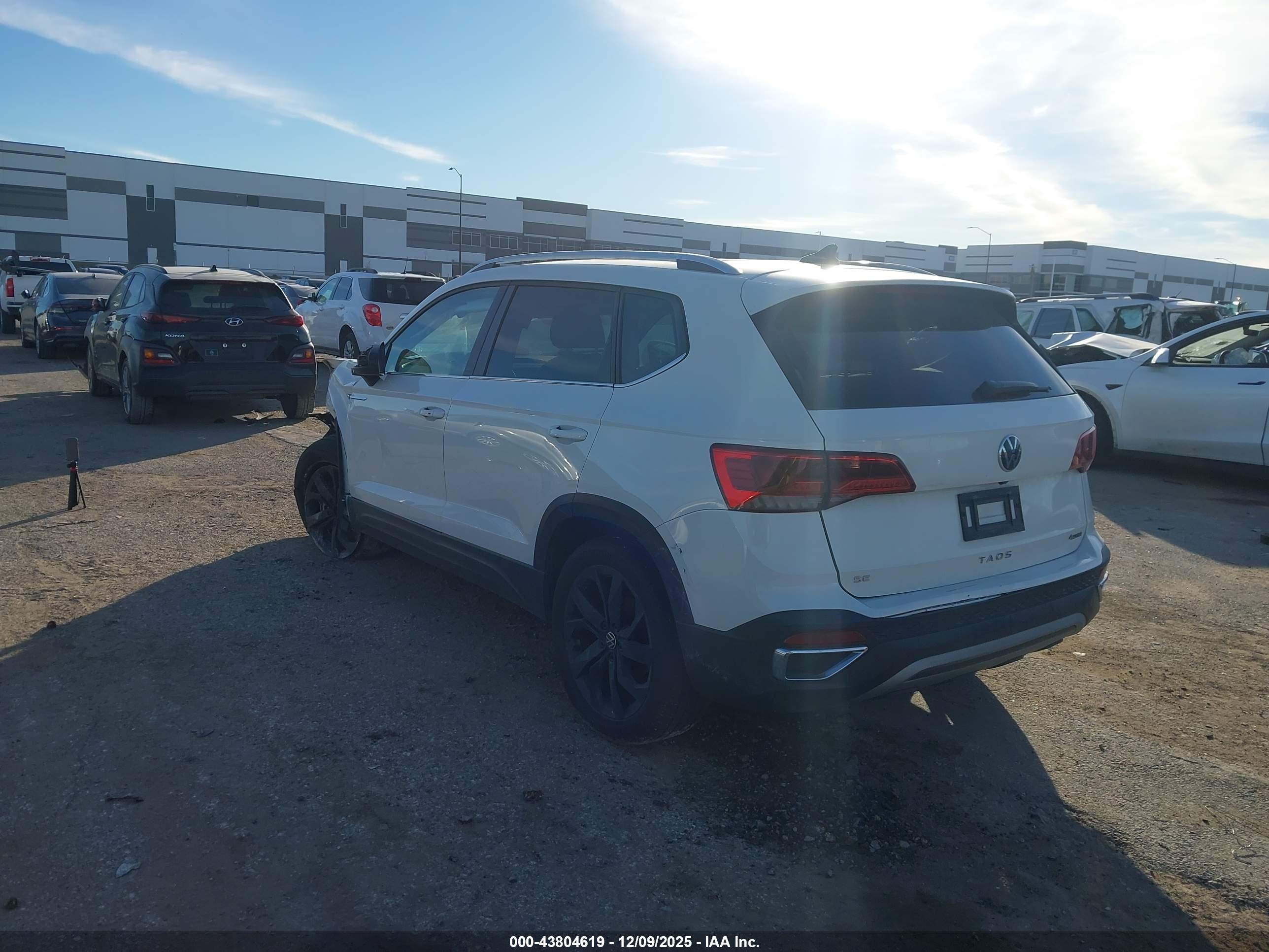VOLKSWAGEN TAOS image 3