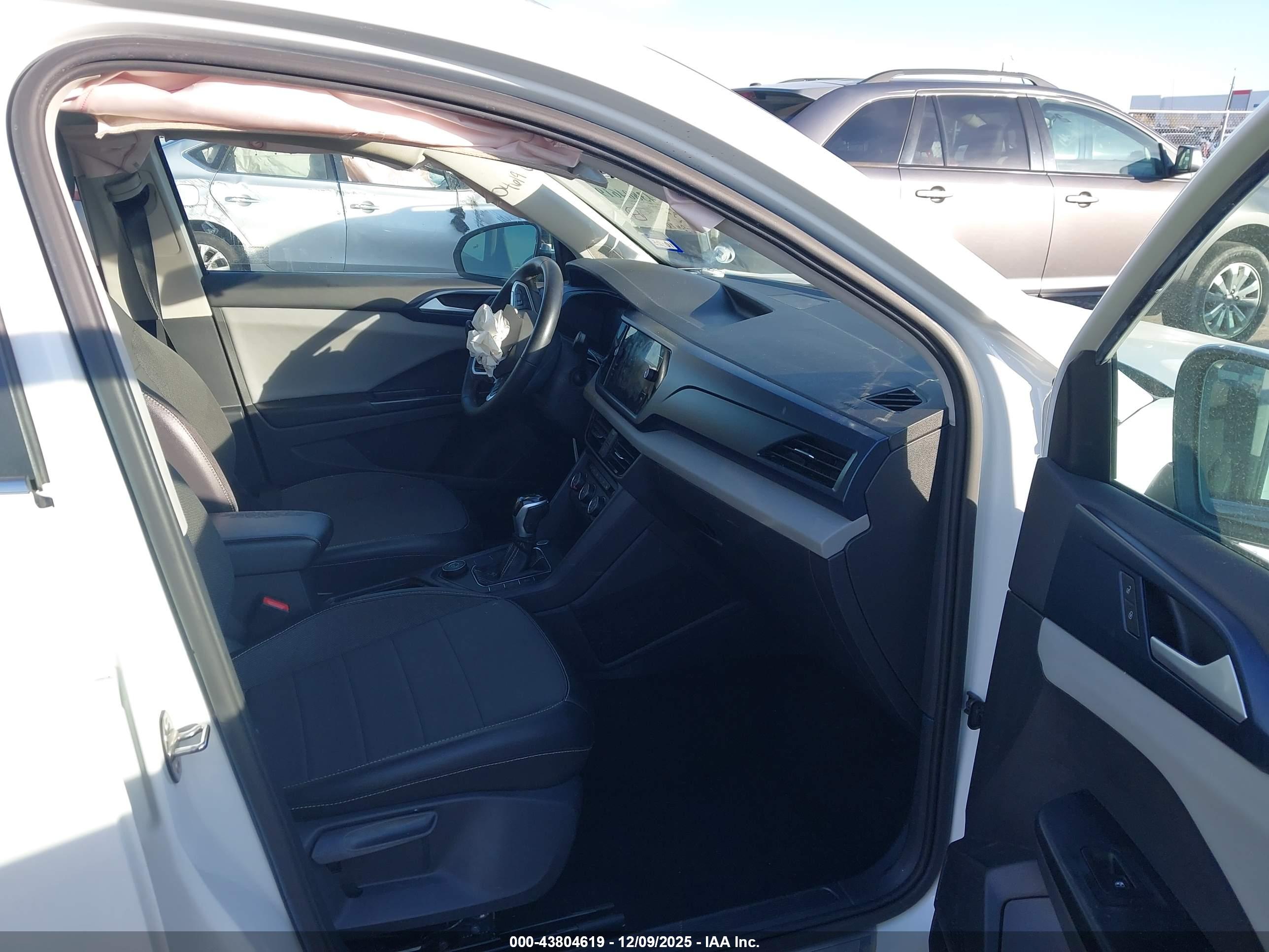 VOLKSWAGEN TAOS image 5