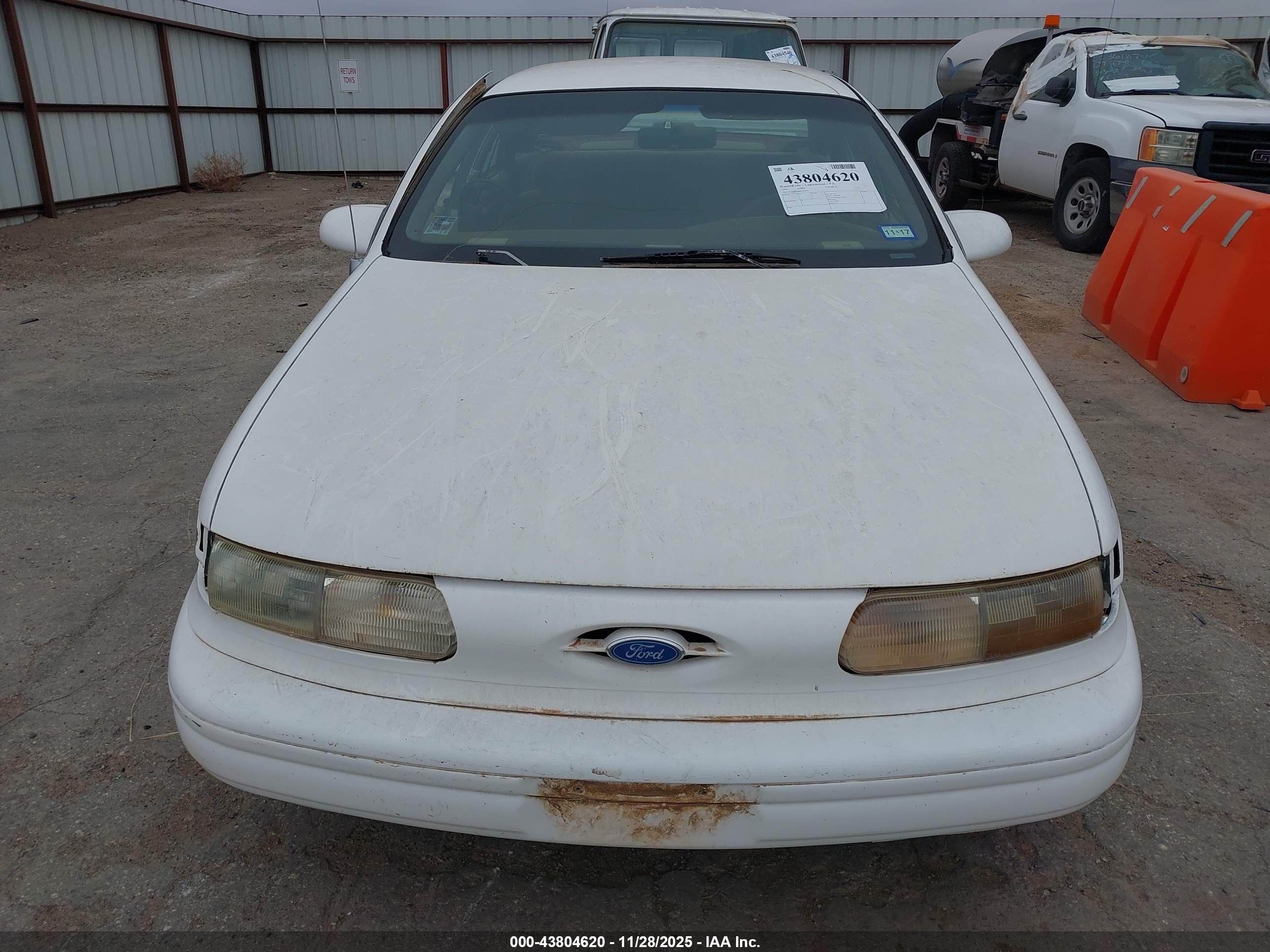 FORD TAURUS image 10