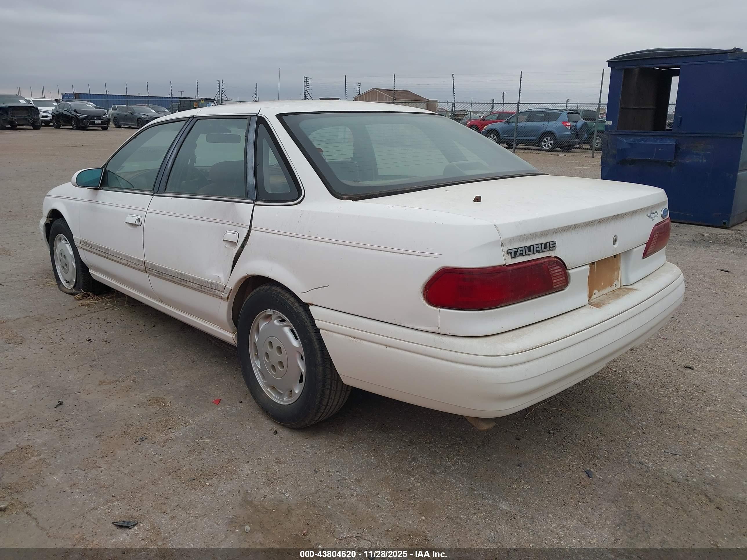 FORD TAURUS image 3