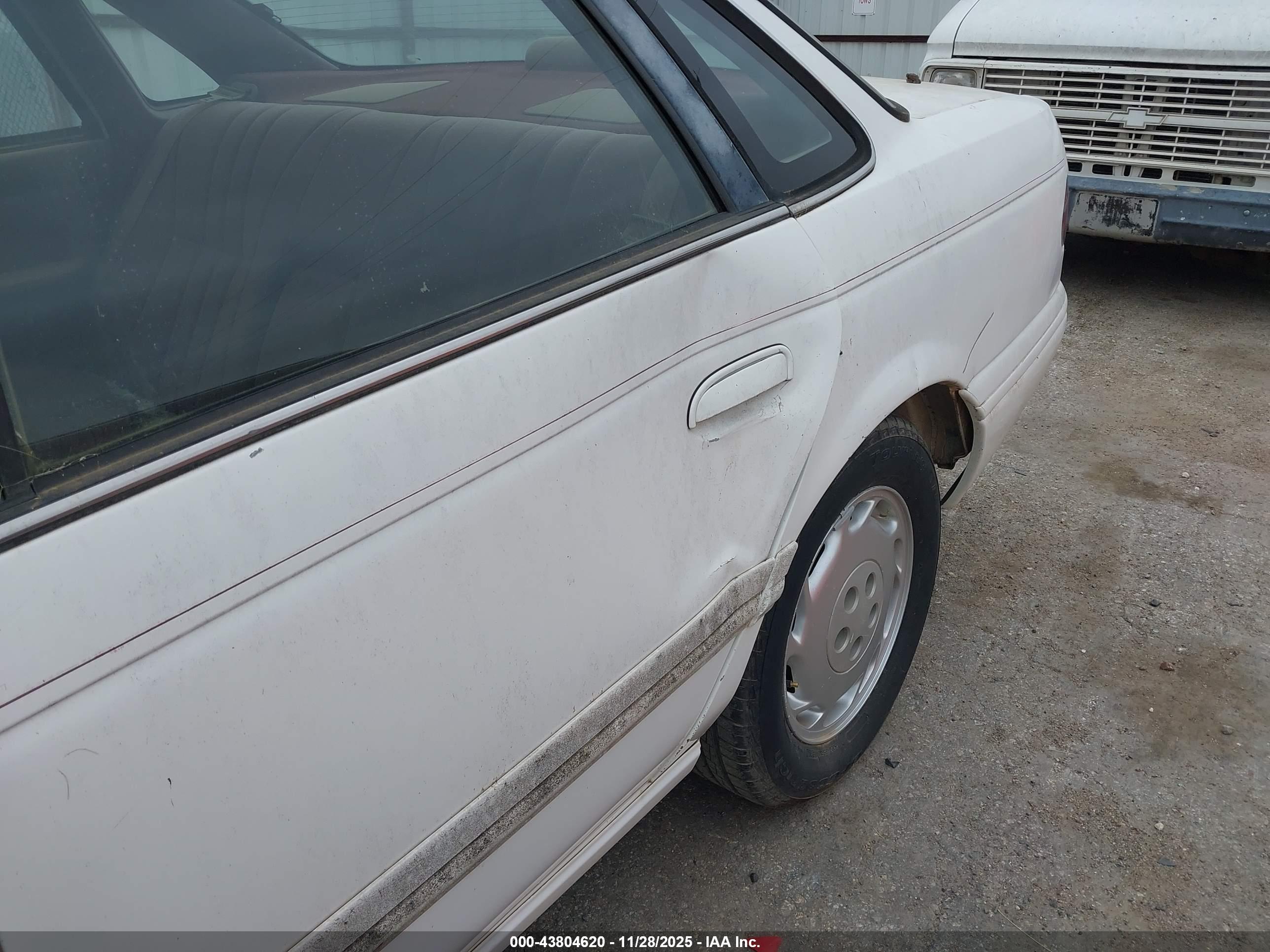 FORD TAURUS image 6