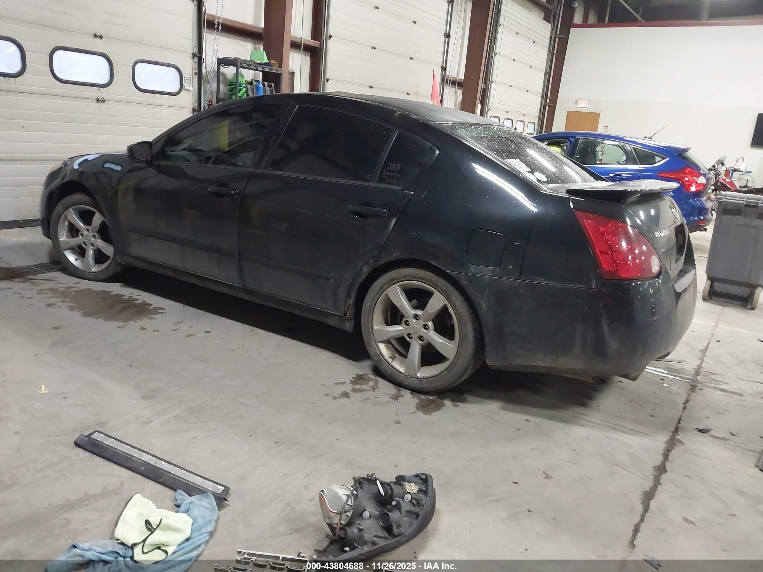 NISSAN MAXIMA image 3