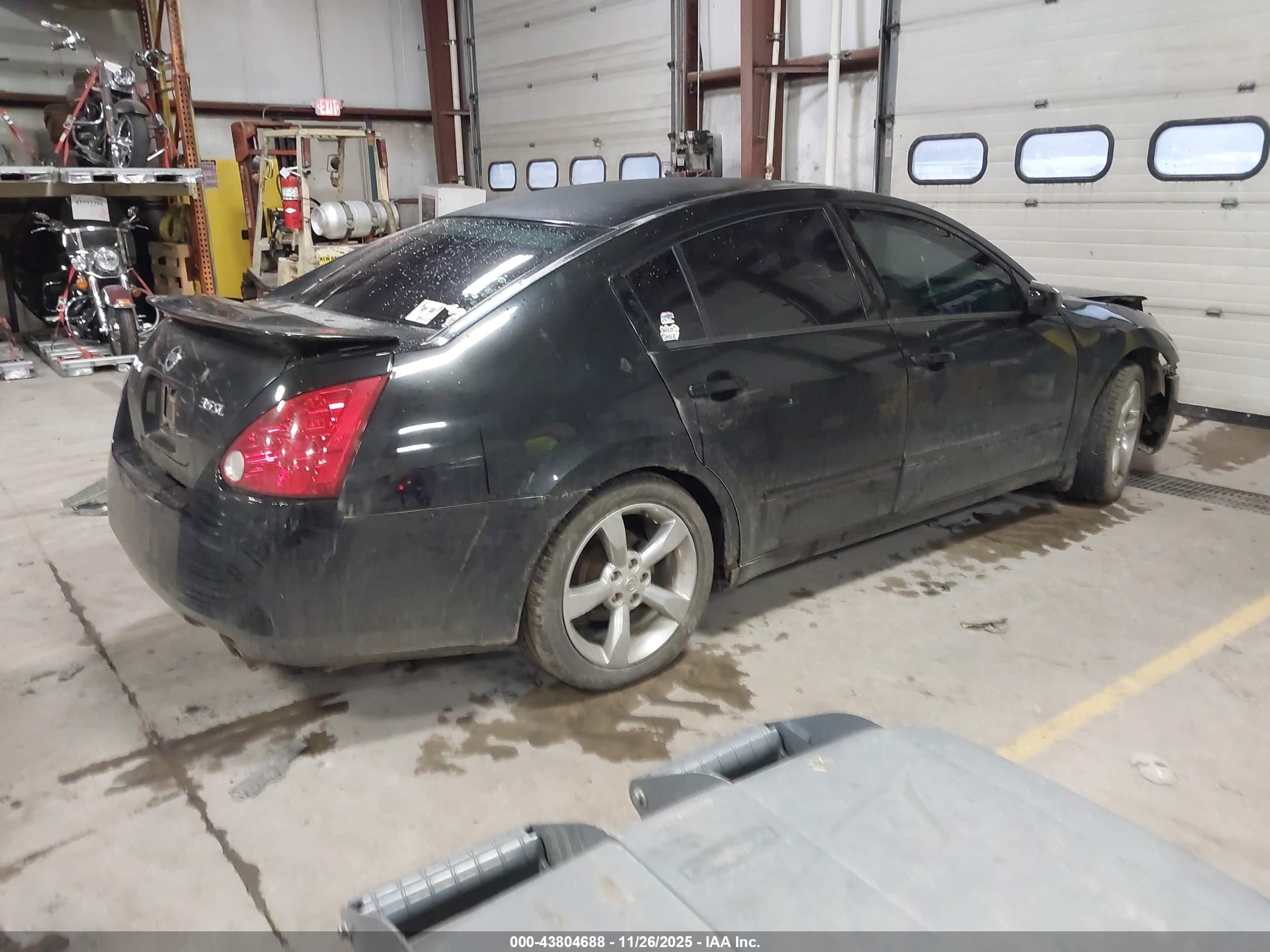 NISSAN MAXIMA image 4