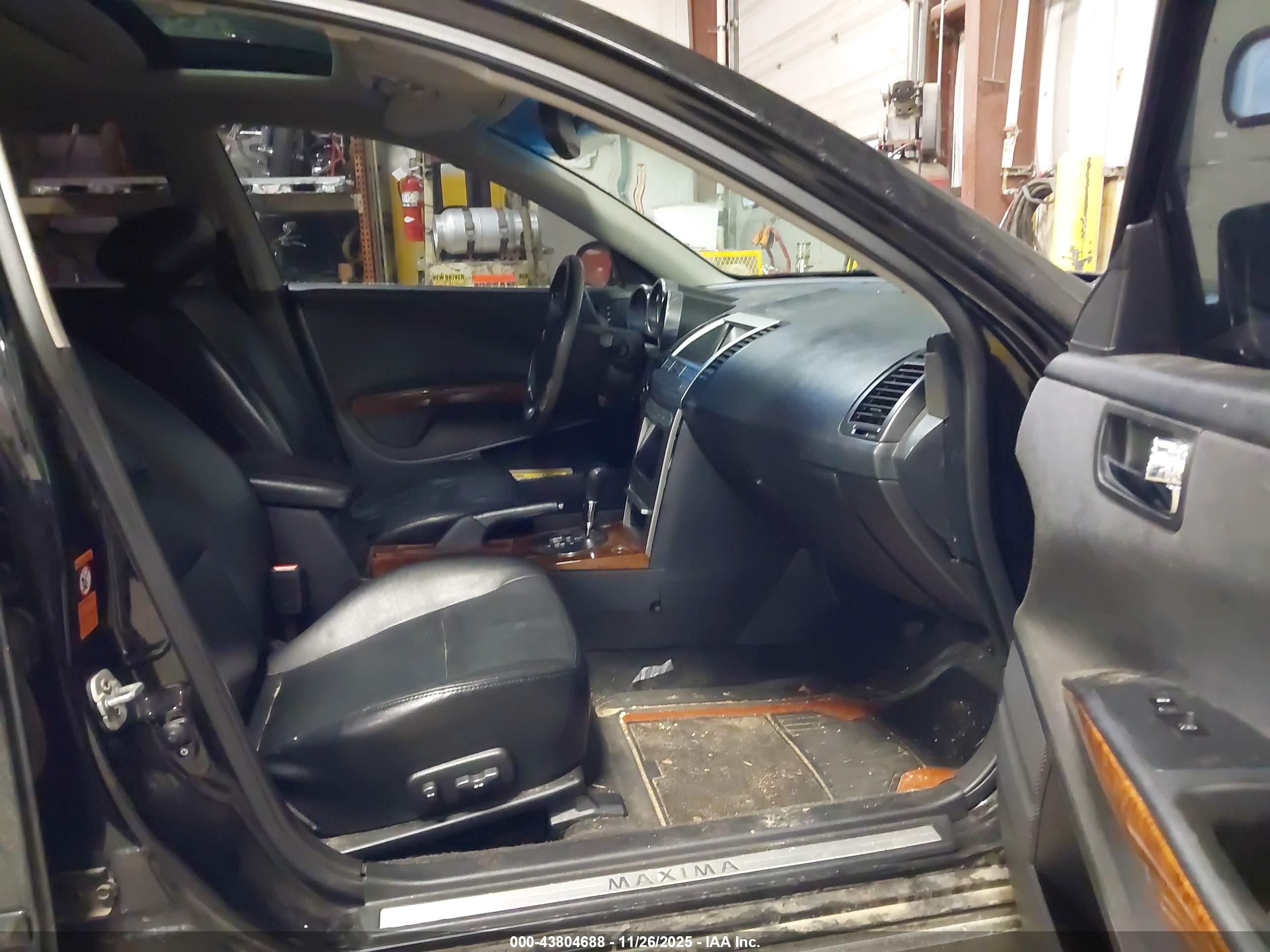 NISSAN MAXIMA image 5