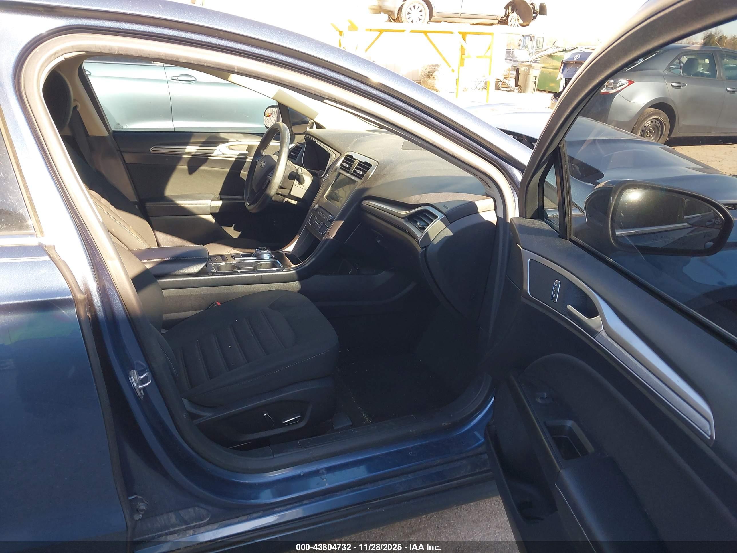 FORD FUSION image 5
