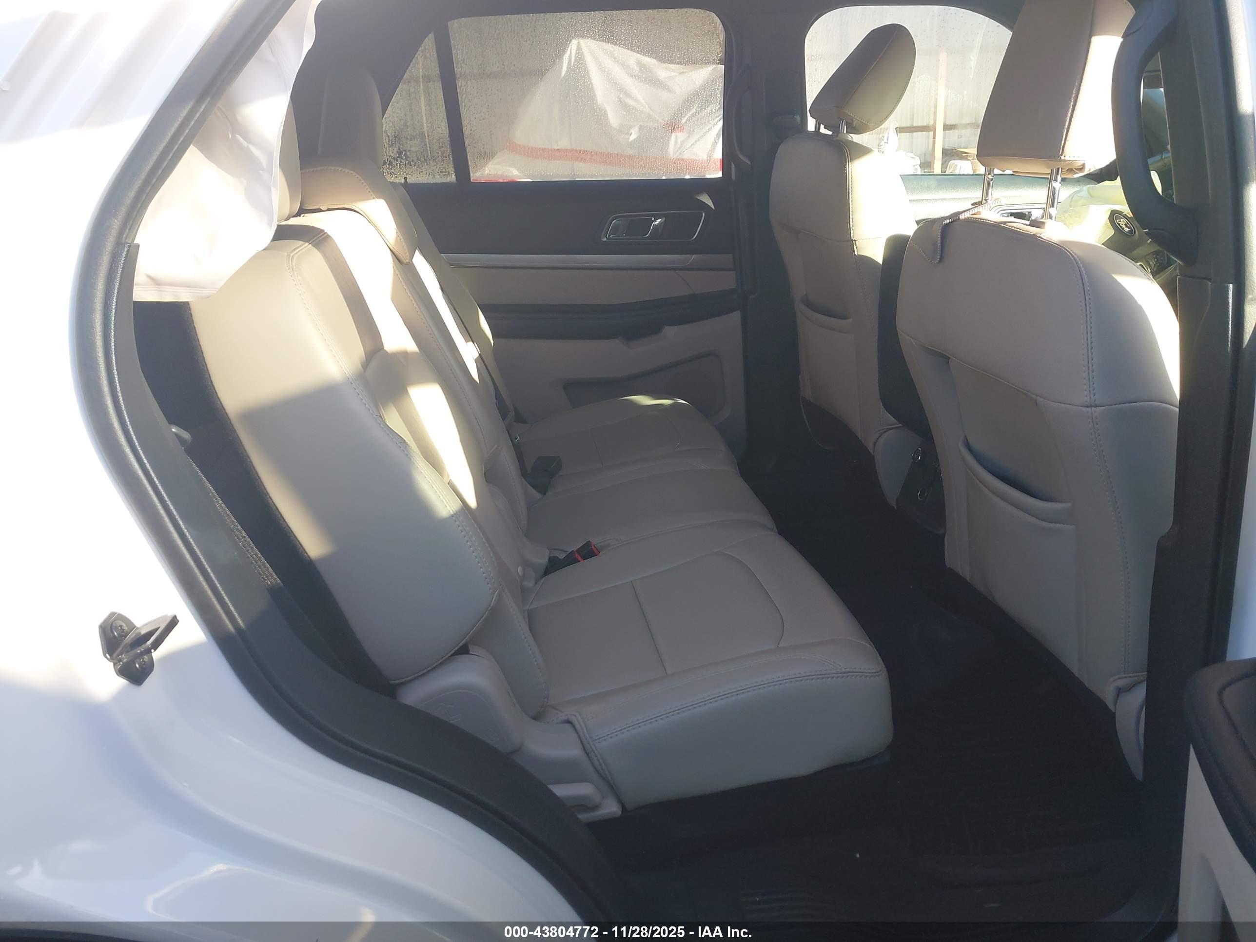 FORD EXPLORER image 8