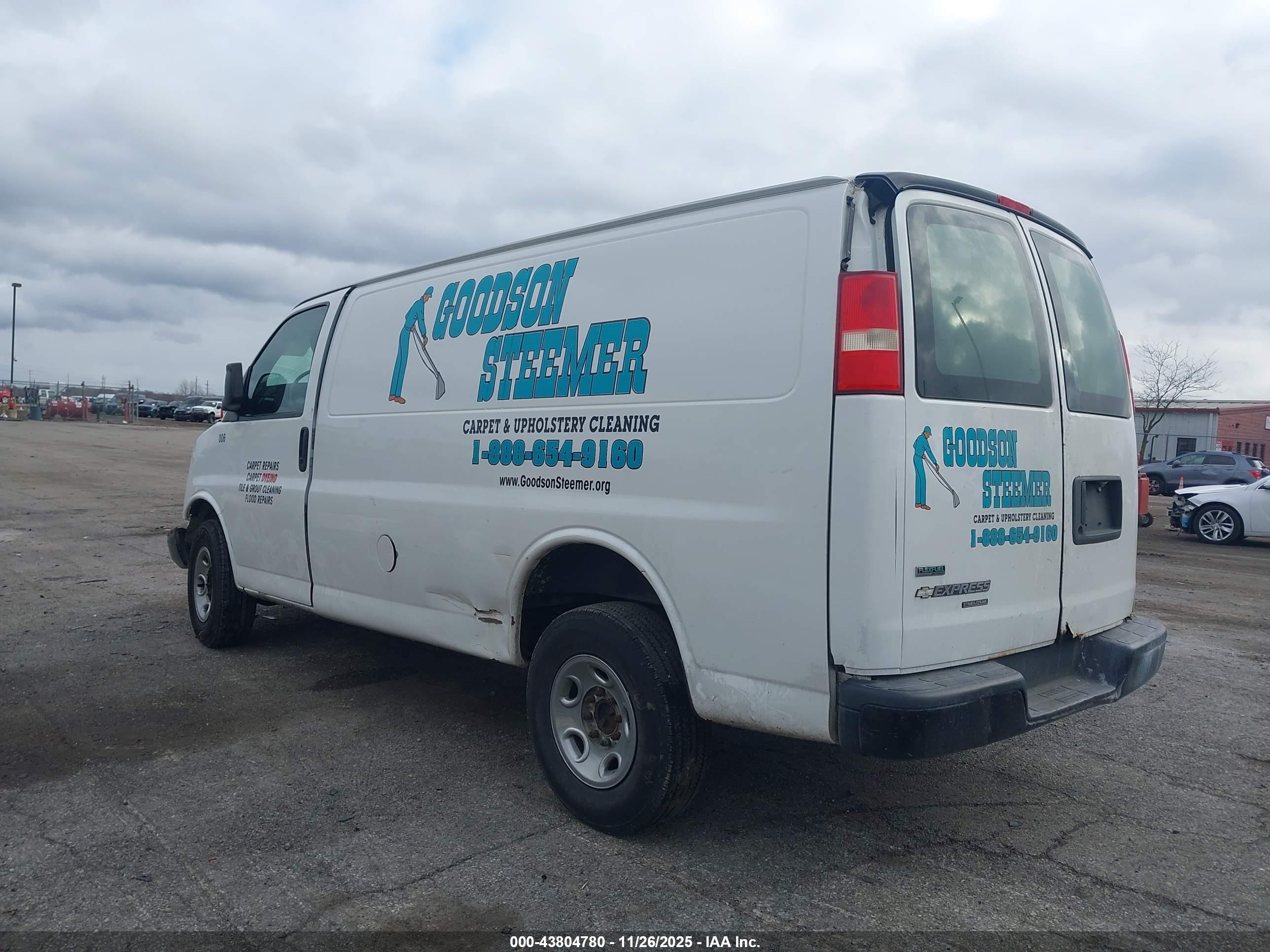 CHEVROLET EXPRESS image 3